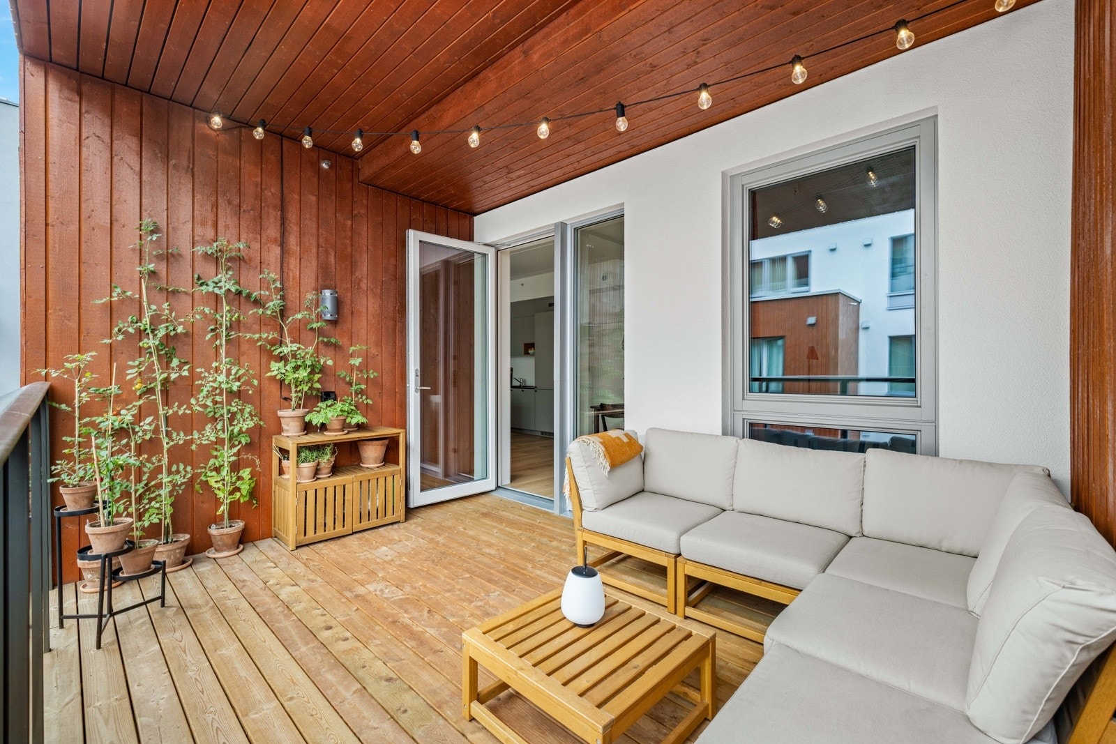 3-roms selveierleilighet i populære Fagerborgkvartalet, midt i byen. 6. etasje med egen balkong på hele 12 kvm. Galleribilde