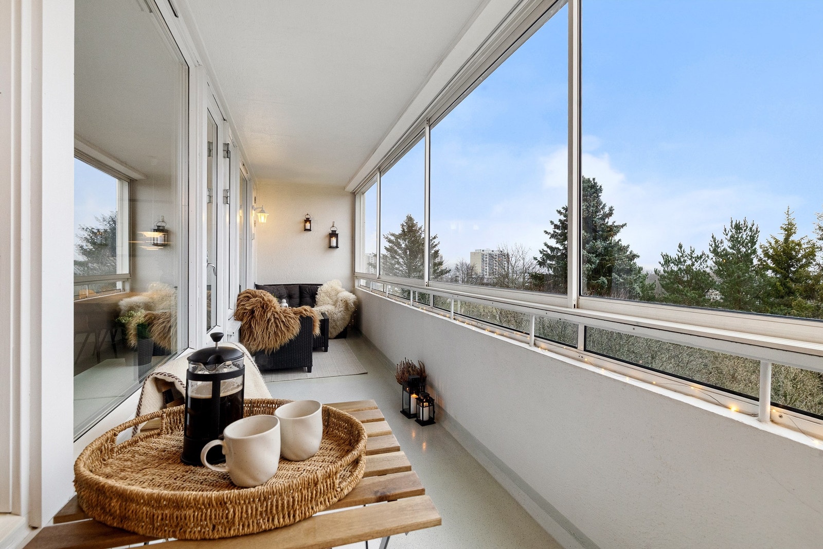 Her bor du i barnevennlige omgivelser og upåklagelig utsikt mot by og fjord, samtidig som at du har marka og døgnåpne kollektivmulighet innen gangavstand Galleribilde