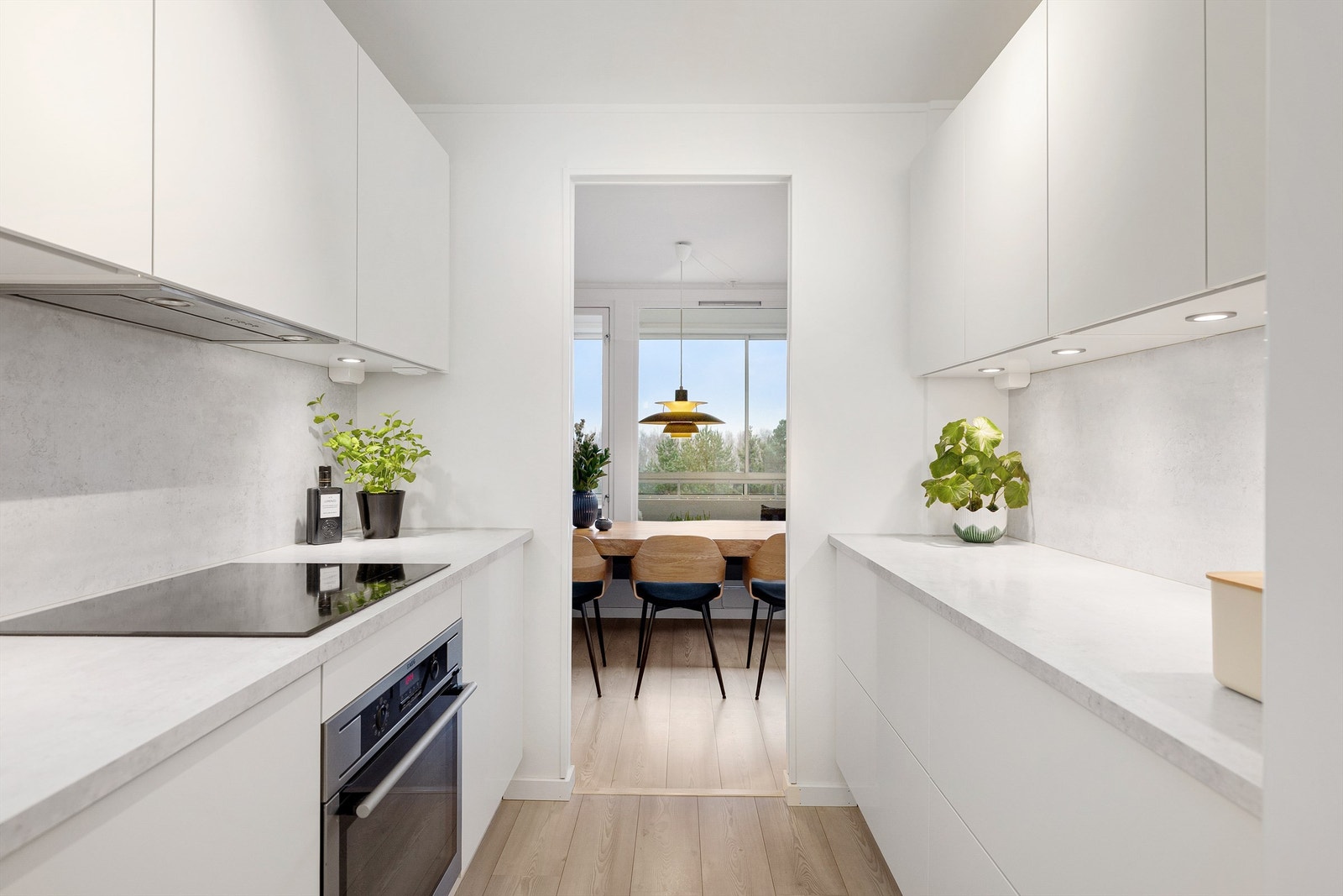 Kjøkkenet har godt med både skap- og benkeplass Galleribilde