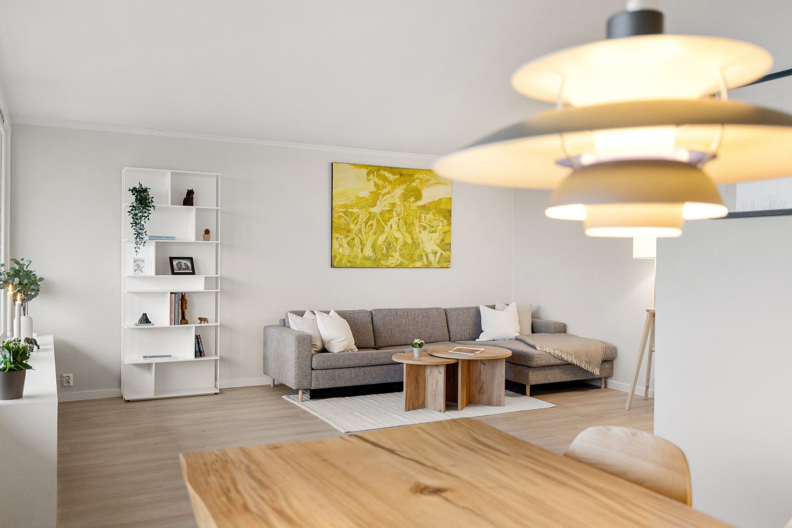 Lysmalte overflater med lekker en-stavs laminat belagt på gulv Galleribilde