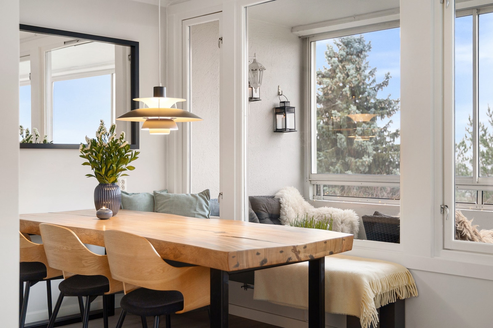 Her er det god plass til et større spisebord langs stuens store vindusflater Galleribilde
