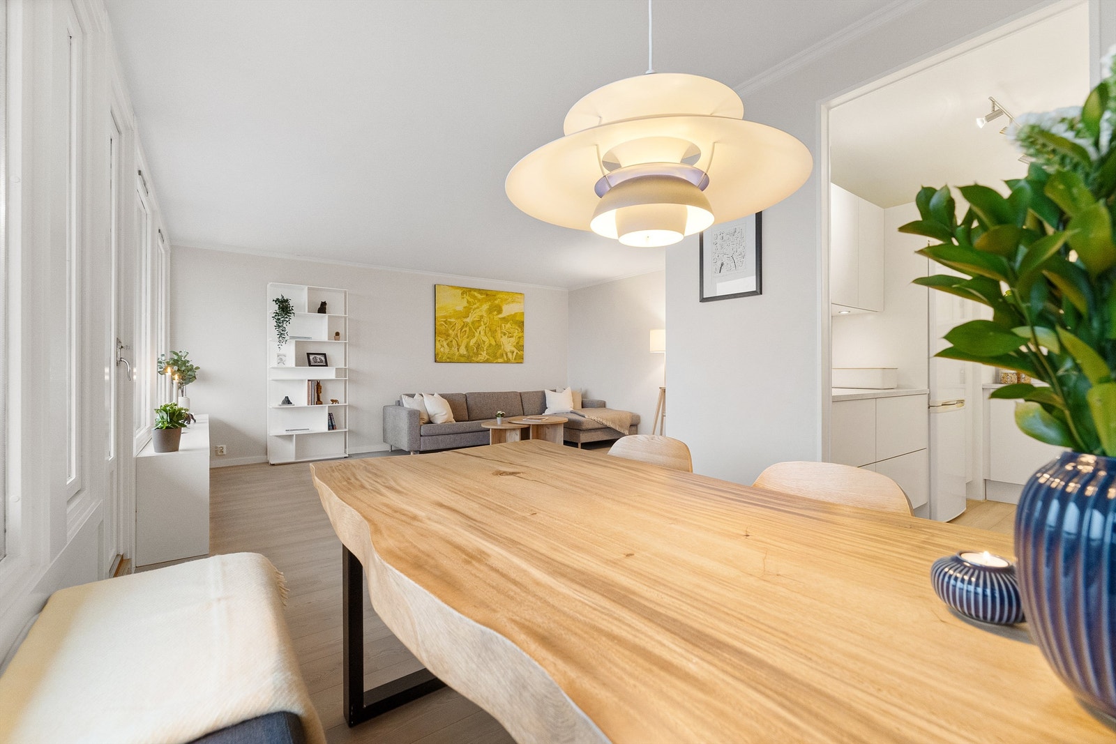 Fra spisestuen er det god kommunikasjon til både kjøkken og stue Galleribilde