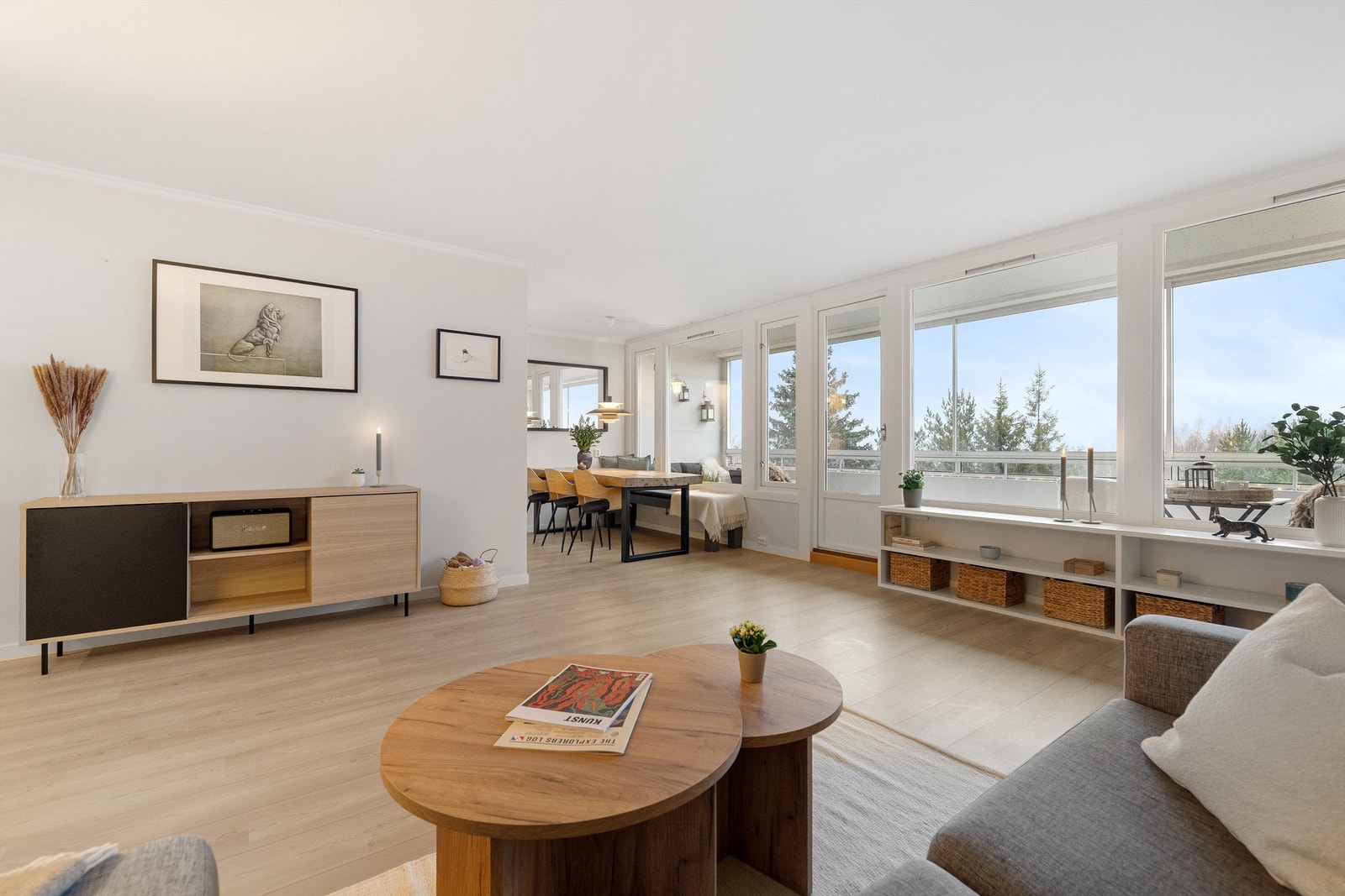 Direkte utgang til boligens flotte sydvendte veranda, på hele 11 kvm! Galleribilde