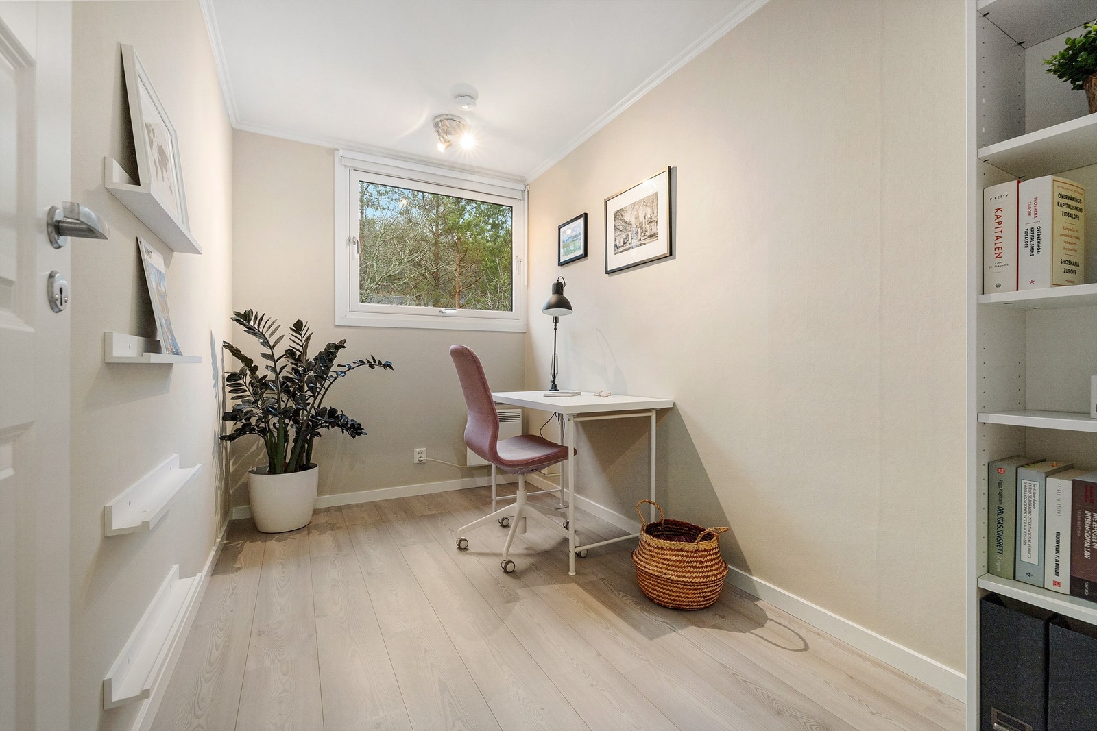 Soverommene er lysmalte med en-stavs laminat belagt på gulv Galleribilde