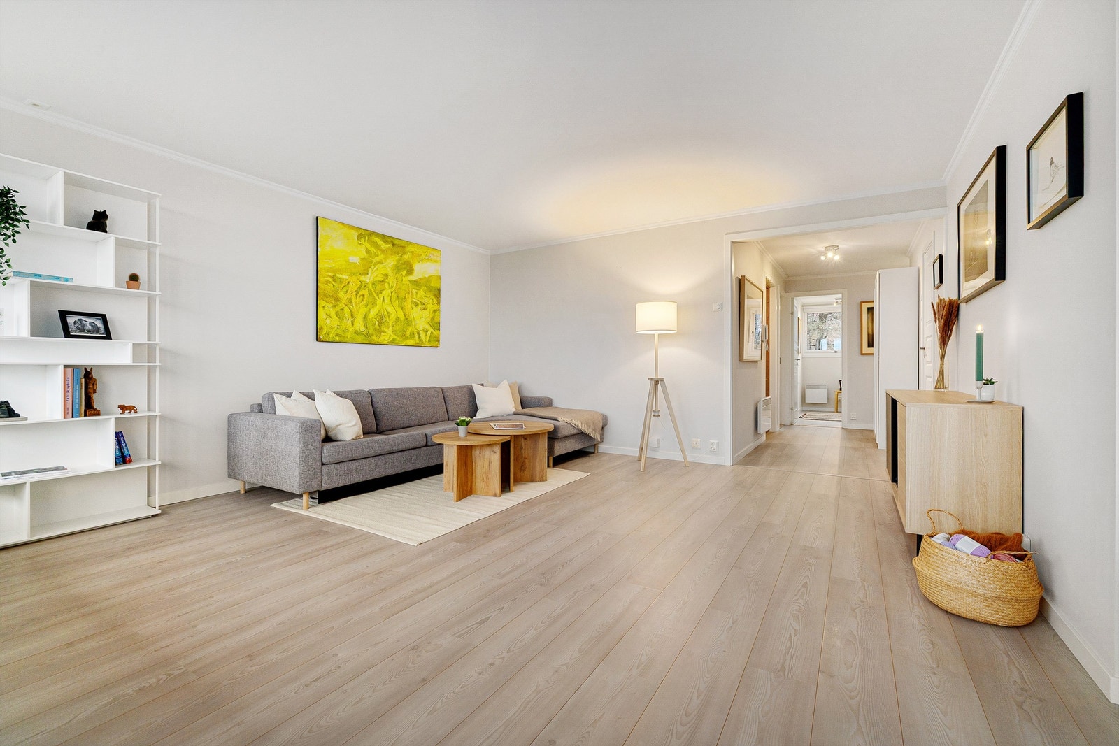 Her er det god plass til både sofa med salongbord og tv-seksjon Galleribilde