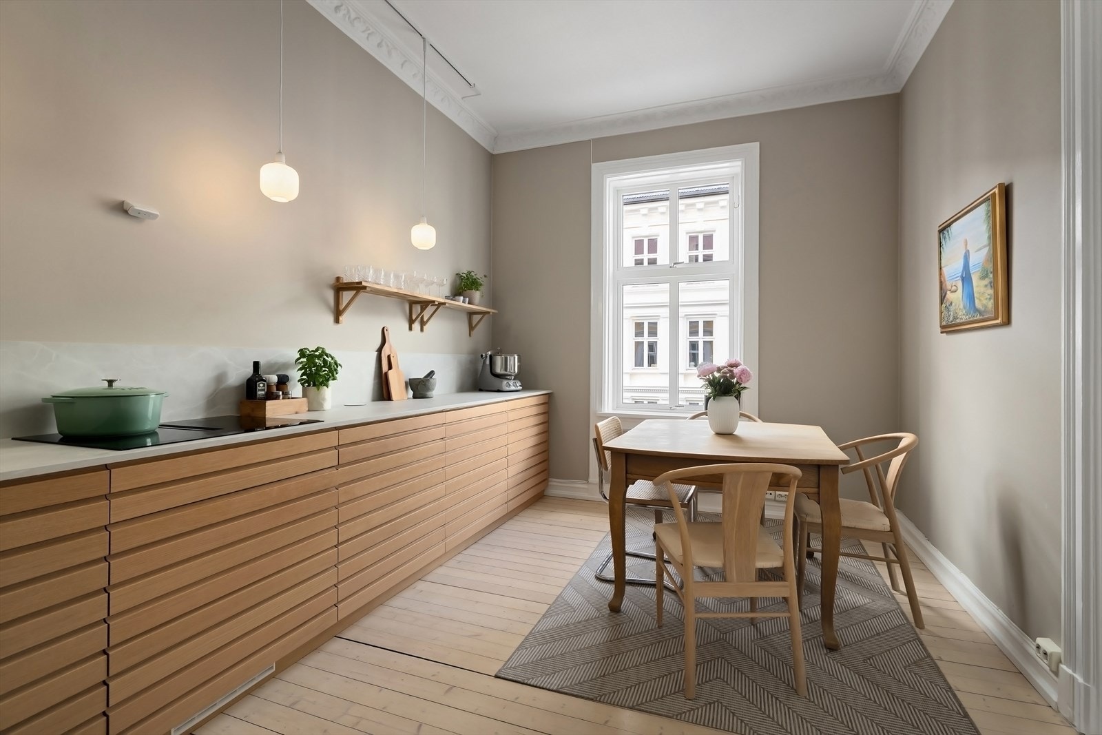 Det er integrert kjøl/fryseskap, oppvaskmaskin, stekeovn og platetopp med integrert kullfiltervifte. Galleribilde