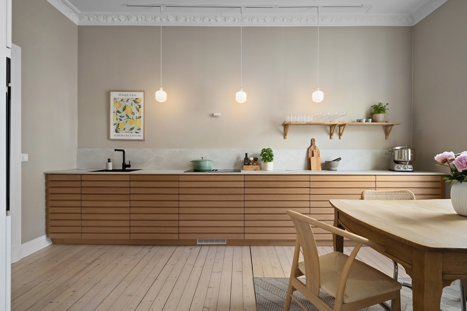 Pent Kvik kjøkken fra 2021 med trefronter, benkeplate med innfelt oppvaskkum med svingbart og uttrekkbart munnstykke. Galleribilde