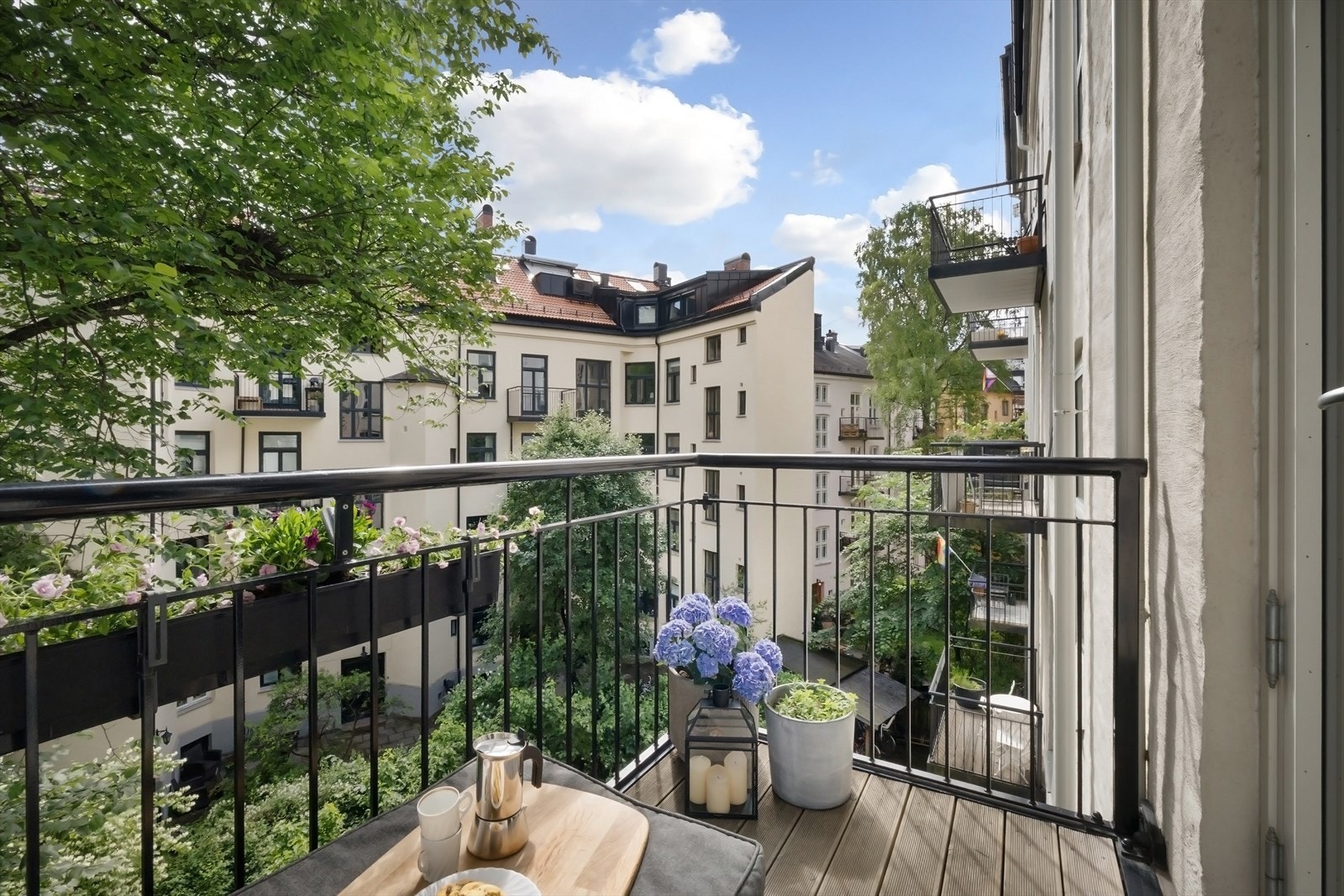 Balkongen og begge soverommene vender mot en rolig bakgård. Galleribilde