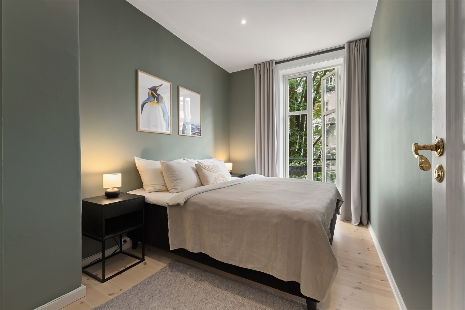 Stort hovedsoverom med utgang til leilighetens balkong. Galleribilde