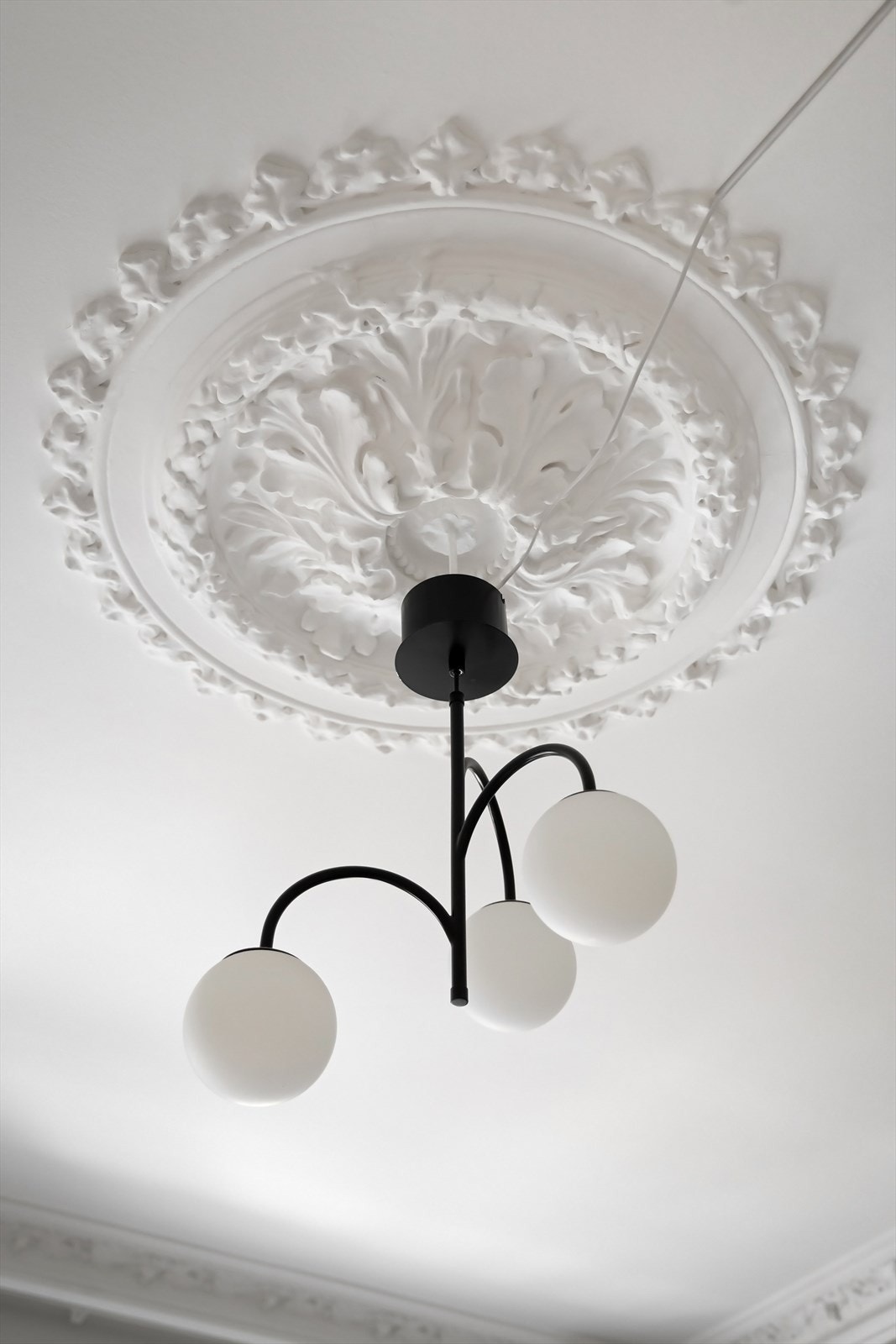 Original og godt bevart rosett og stukkatur i leilighetens stue og kjøkken. Galleribilde