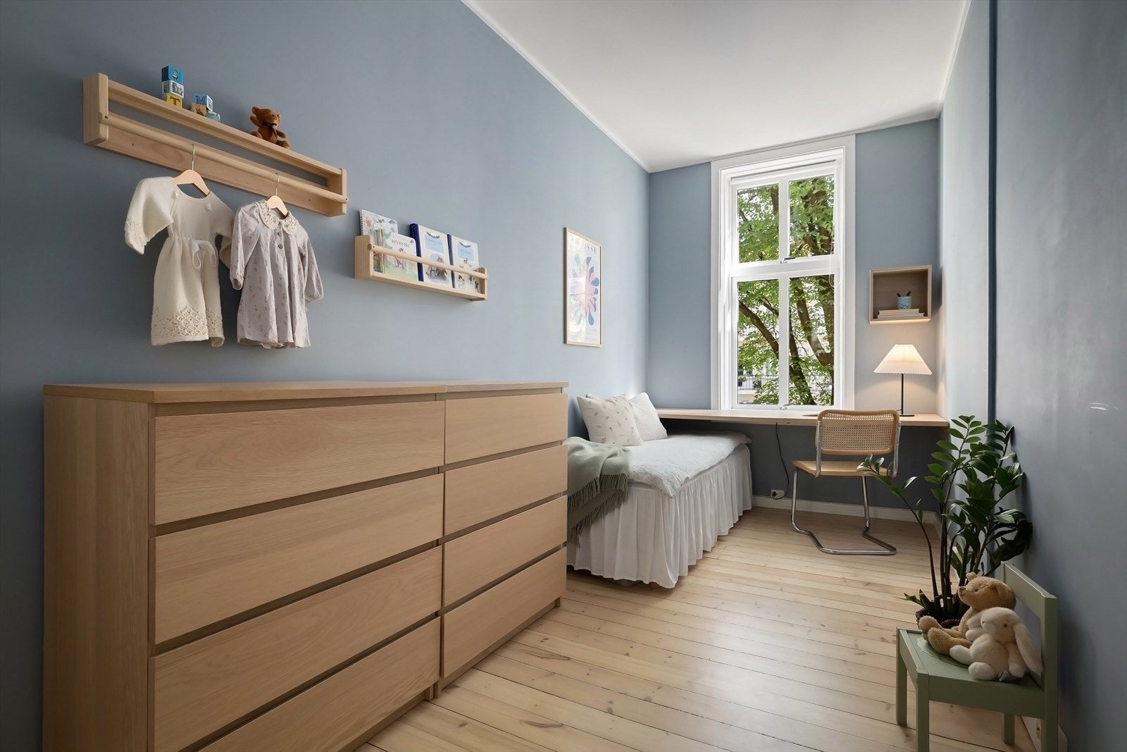 Gjesterommet er av god størrelse med vindu ut mot en frodig bakgård. Galleribilde