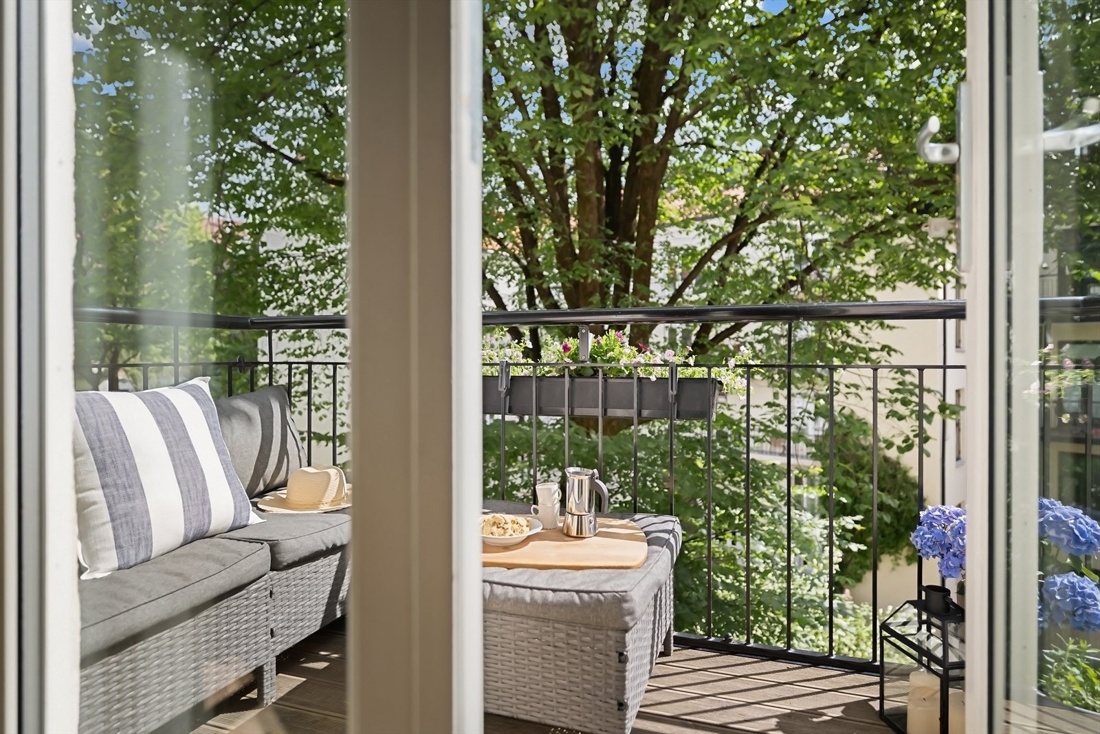 Stor balkong med utgang fra hovedsoverommet. Galleribilde