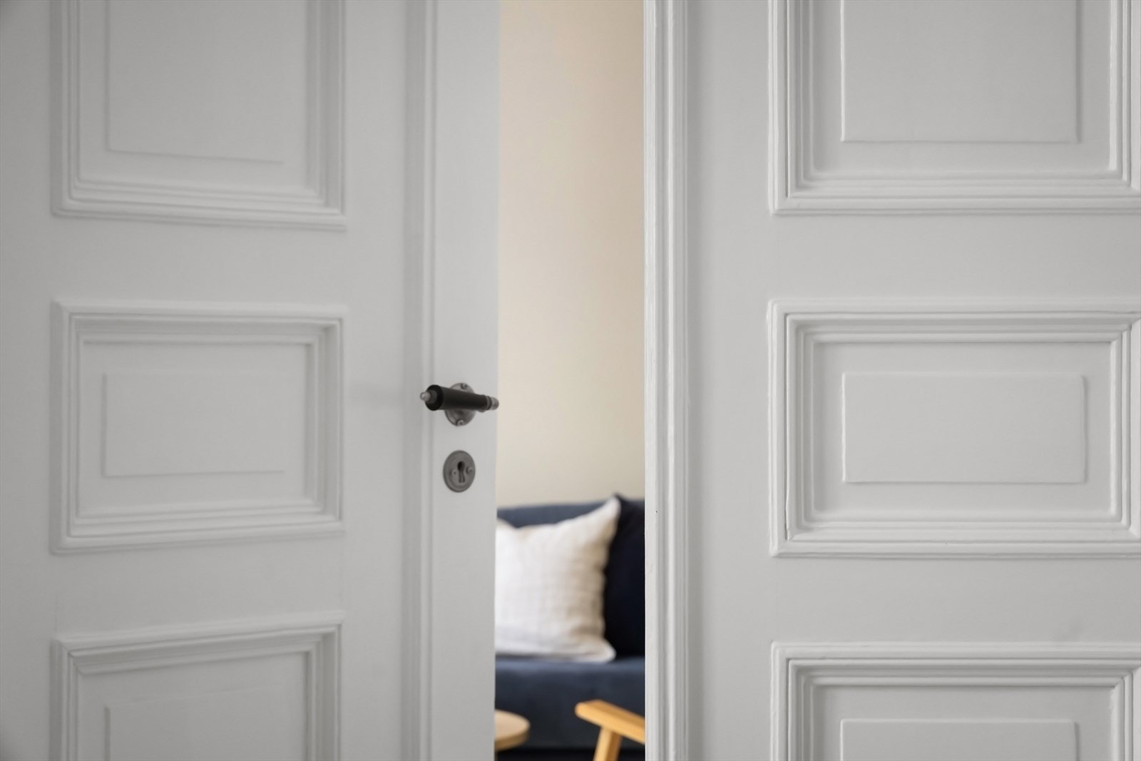 Nydelige originale dører mellom stue og kjøkken. Galleribilde