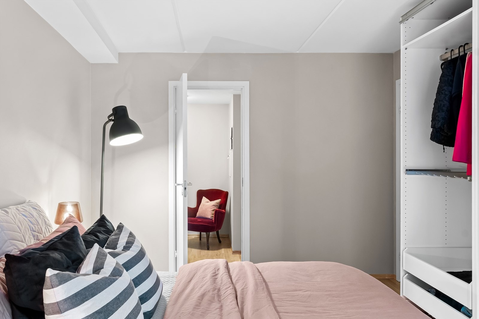 Fra hovedsoverom er det inngang til innvendig bod/walk-in closet som rommer mye. Galleribilde