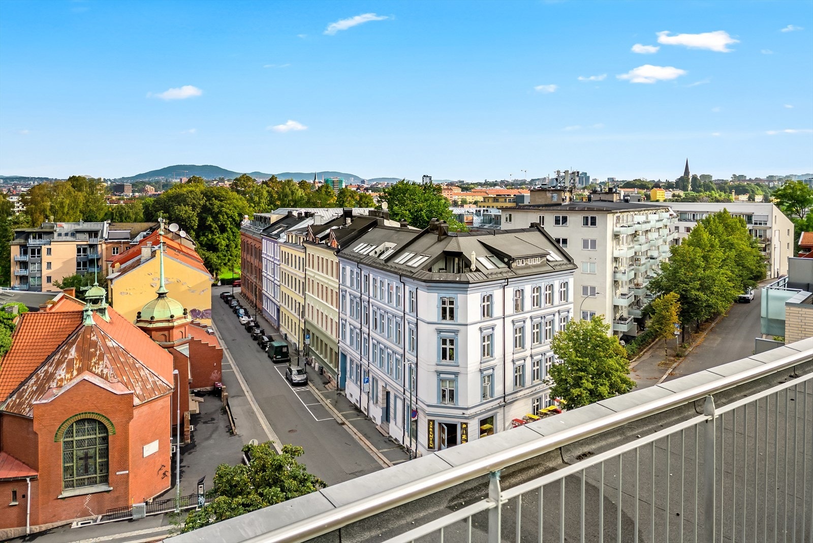 Det er hyggelig utsikt både mot nabolag og vidt utover Oslo By og åsene rundt fra borettslagets felles takterrasse. Galleribilde