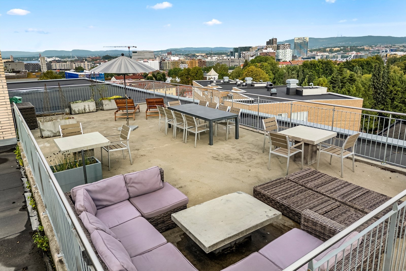 Felles takterrasse med fantastisk flott utsikt og herlige solforhold! Takterrassen er kun en heistur unna og er populær blant borettslagets beboere. Galleribilde
