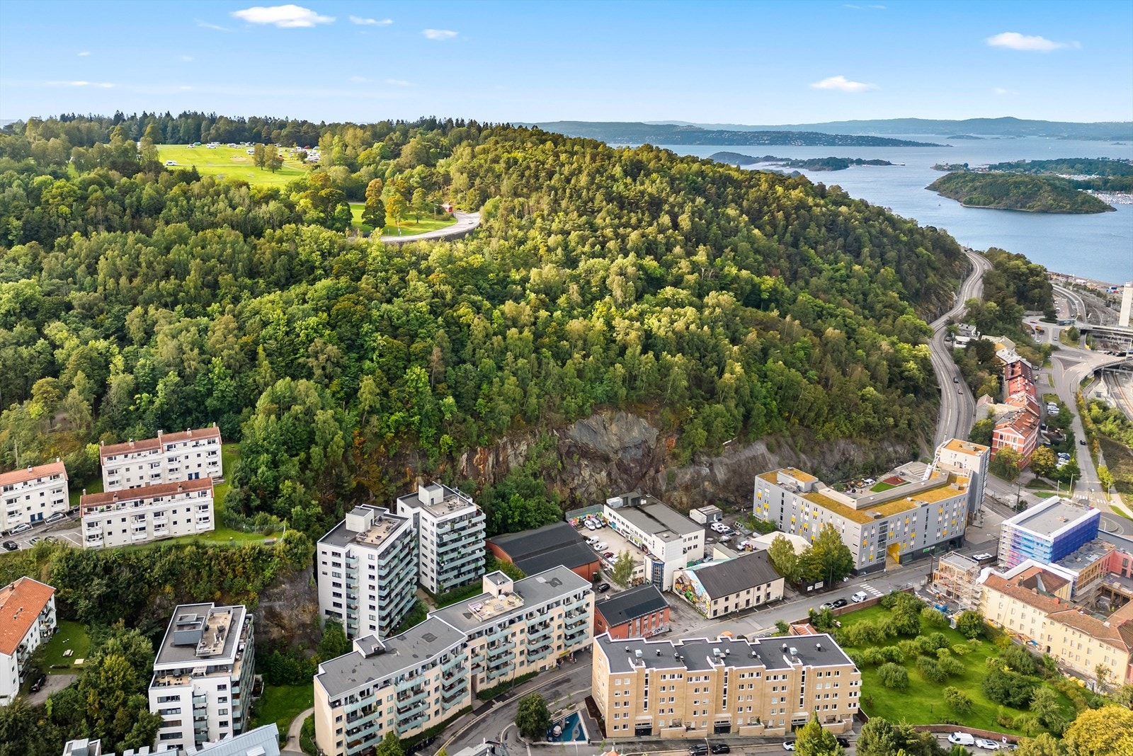 Dronebilde over område fra leiligheten og opp mot Ekeberg. Leiligheten har en fantastisk beliggenhet sjøliv og turmuligheter rett utenfor døren! Galleribilde