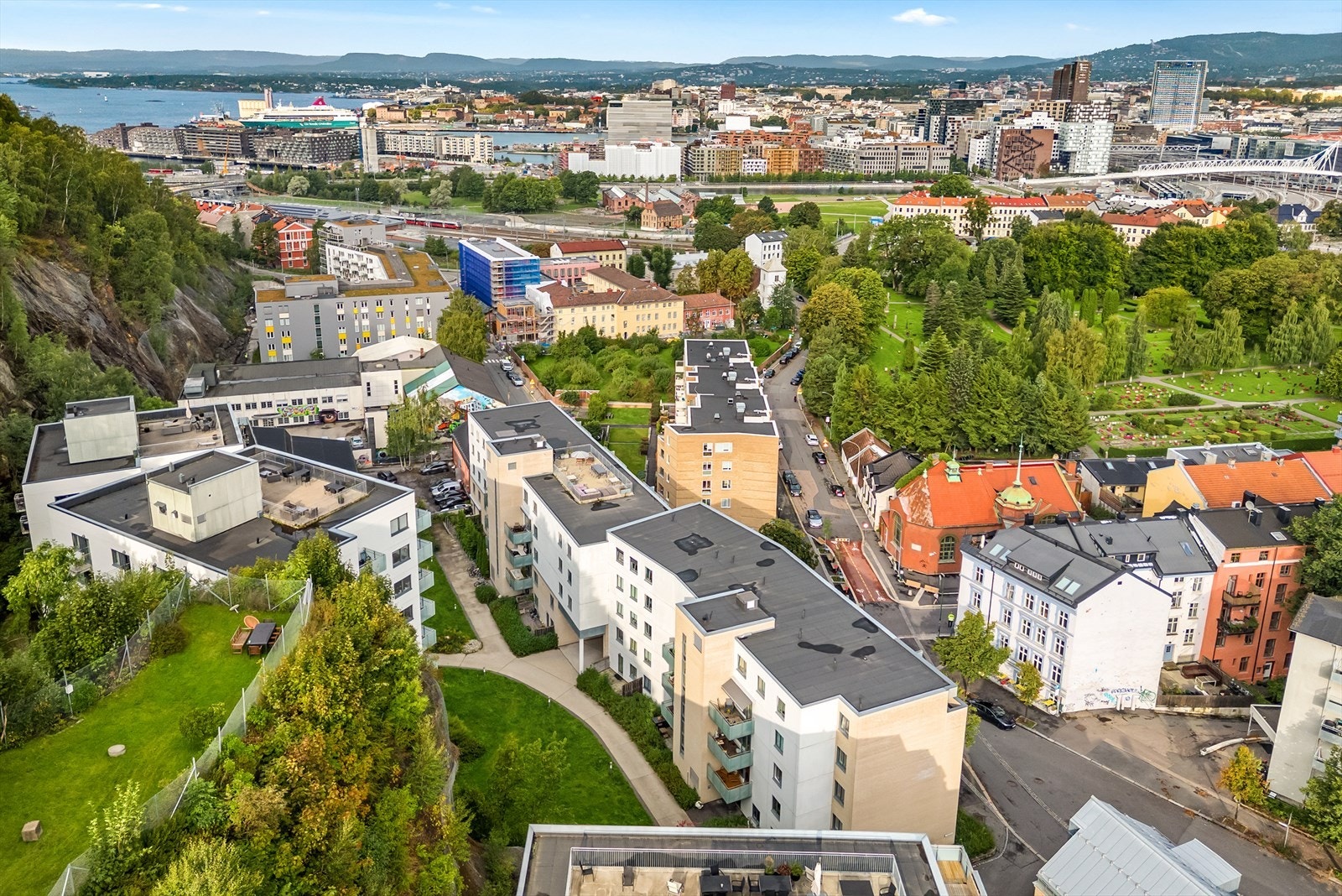 Leiligheten har en svært sentral, men likevel tilbaketrukket beliggenhet. Her er det gangavstand til sentrum, til store parkanlegg samt til sjøbadet på Sørenga med et hyggelig restaurantliv. Galleribilde