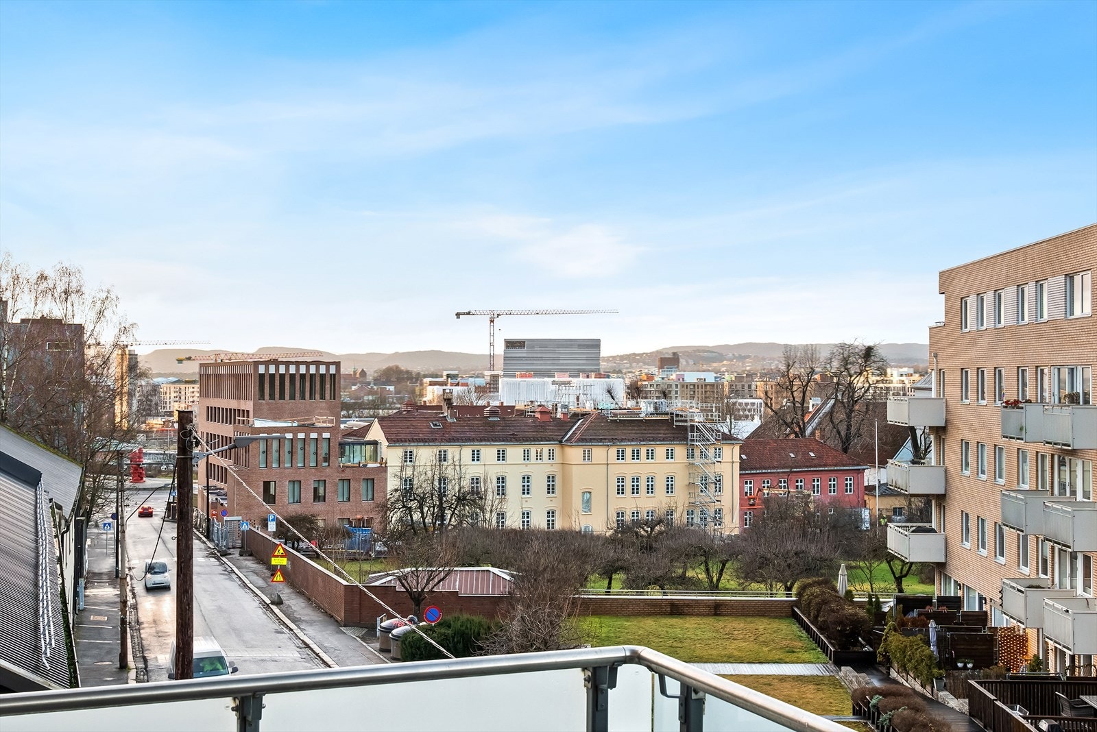 Fra balkongen er det hyggelig utsikt mot Oslo by og åsene rundt. Leiligheten har en super beliggenhet hvor du bor sentralt, men likevel tilbaketrukket og rolig til. Galleribilde
