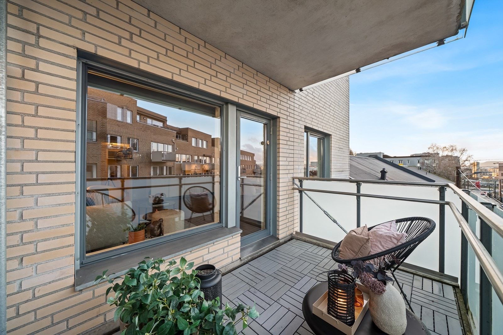 Balkongen er overbygd som er praktisk og lunt på rægnværsdager. Galleribilde