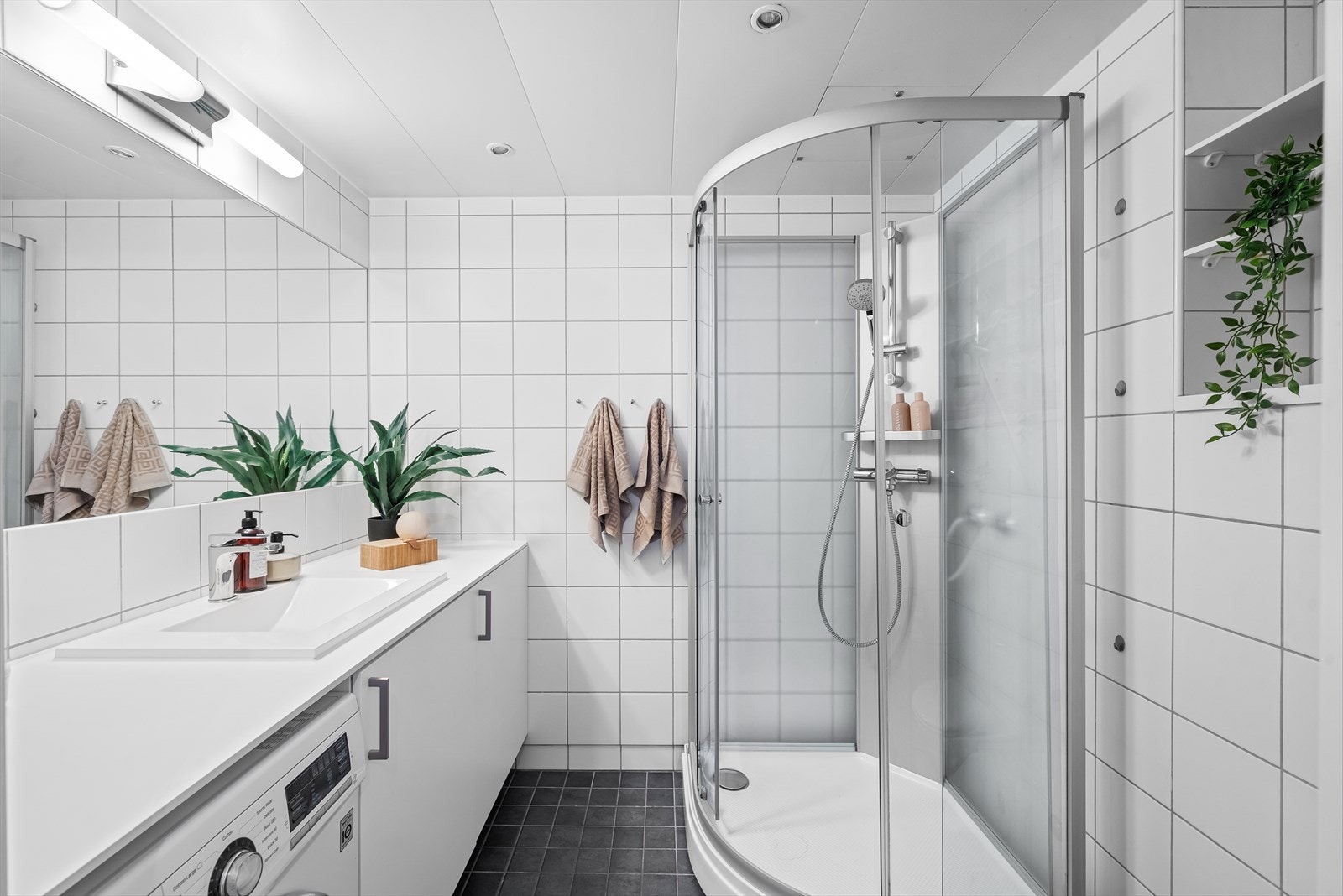 Leiligheten har et moderne og pent baderom som i 2018 ble påkostet med ny benkeplate, servant med kran og skap, samt hyller over toalett utført av Comfort Bad. Veggmontert toalett og dusjkabinett. Galleribilde