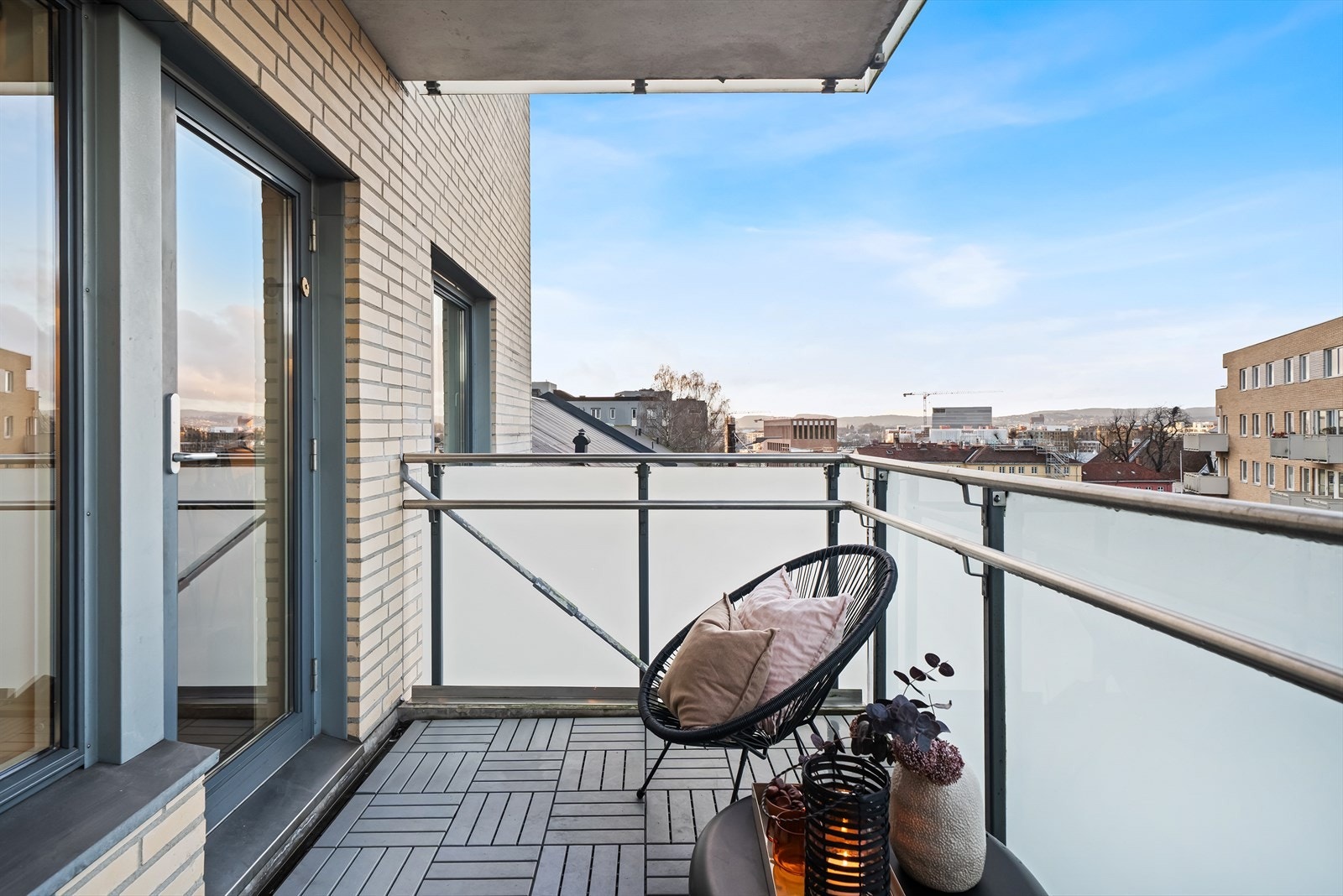 Leiligheten har en hyggelig overbygget balkong med kveldssol. Her er det god plass til utemøblement, grill mv. Hyggelig utsikt mot Oslo by og åsene rundt! Galleribilde