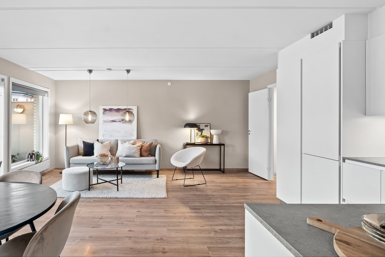 Leiligheten har en god planløsning med store gode rom. Det ble i 2017 lagt nytt, pent gulv både i stue/kjøkken og i gang/entré. I 2025 ble alle vegger malt men unntak av bad. Galleribilde