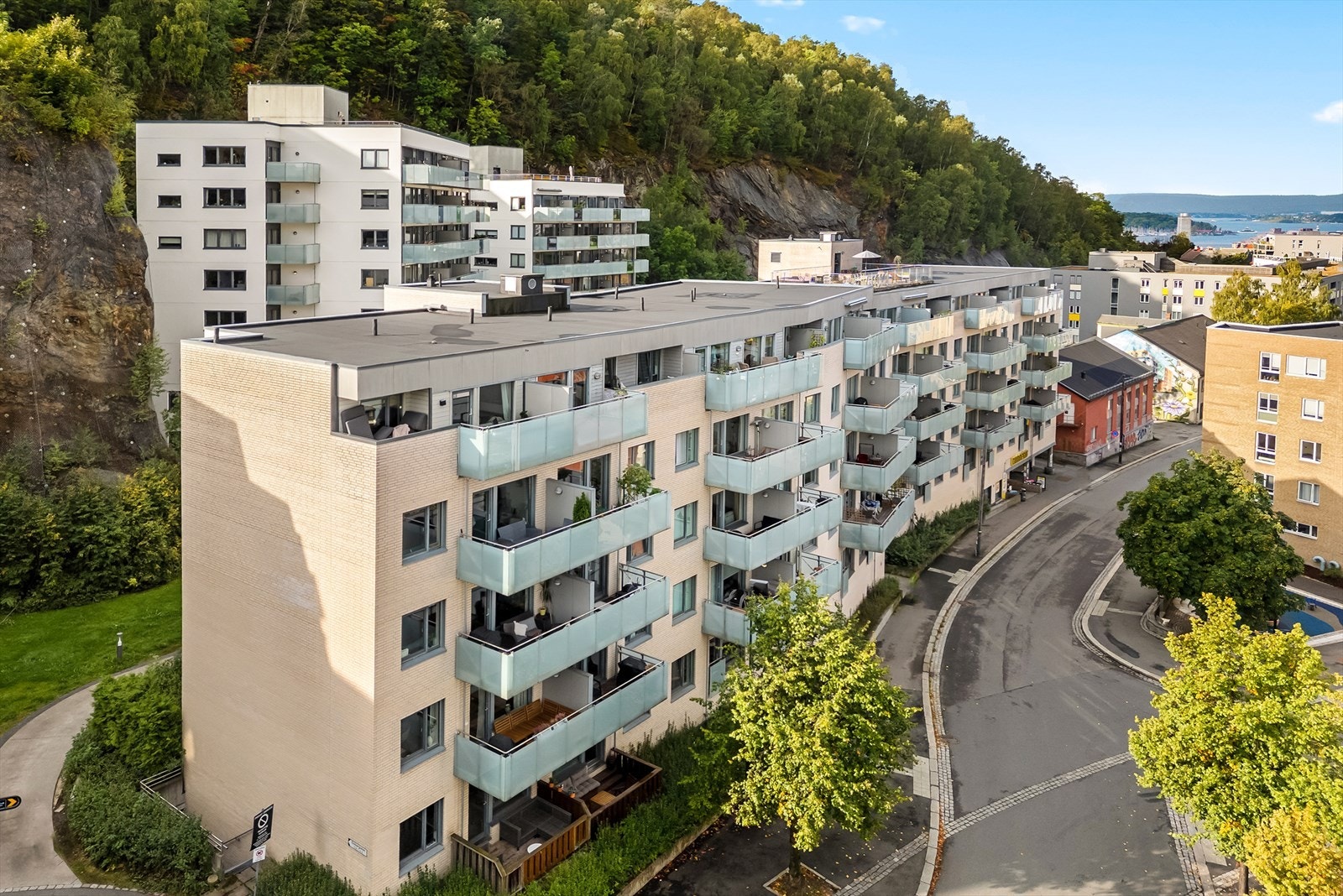 Ekebergveien 5 d ligger fint til i Nye gamlebyen, med fine turmuligheter rett utenfor døren, og kort vei til Oso sentrum, by og ikke minst sjøen! Galleribilde