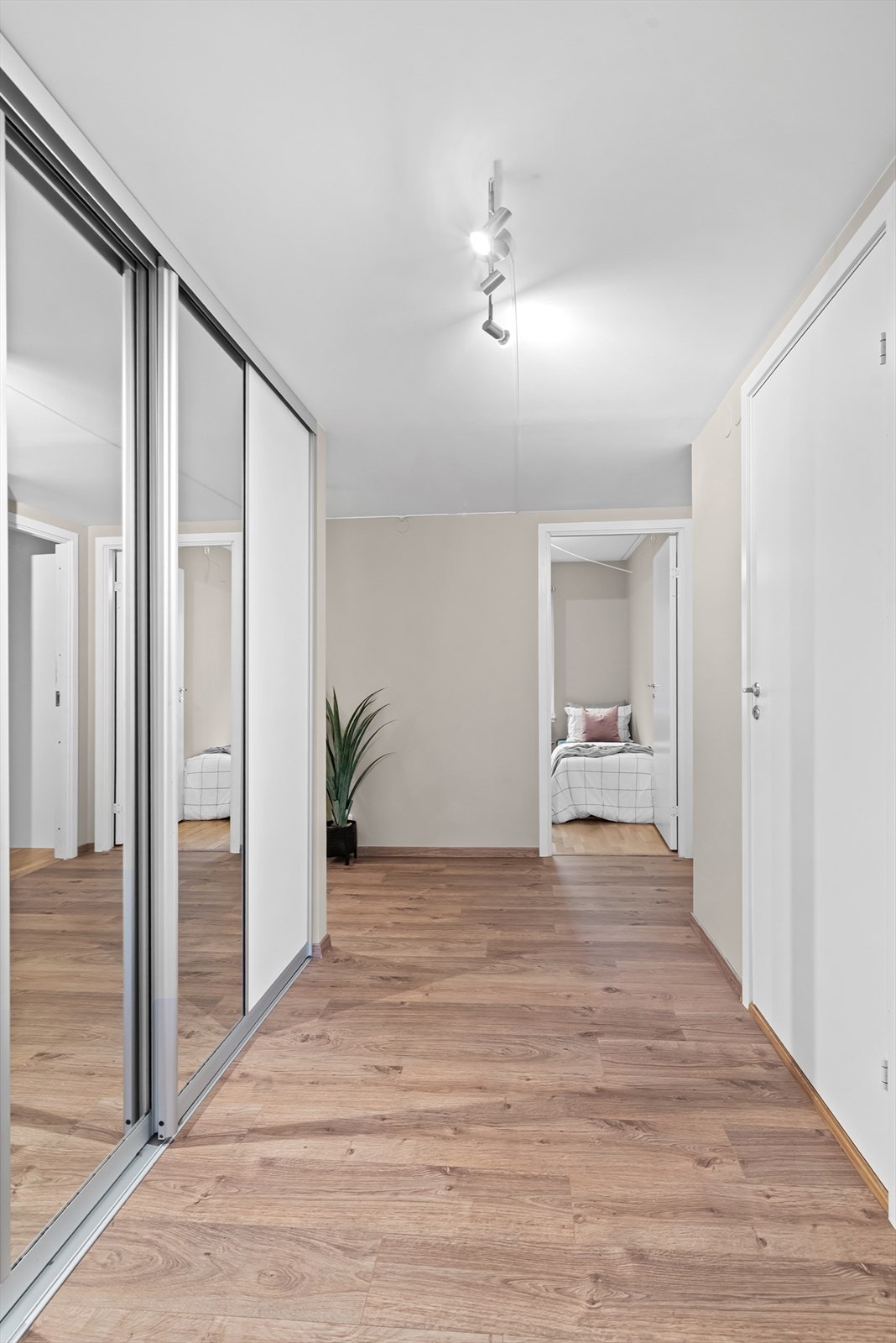 I entréen er der etablert en stor, plassbygd skyvedørsgarderobe fra Garderobemannen (2017) med speilfronter gir rikelig med oppbevaringsplass. Galleribilde