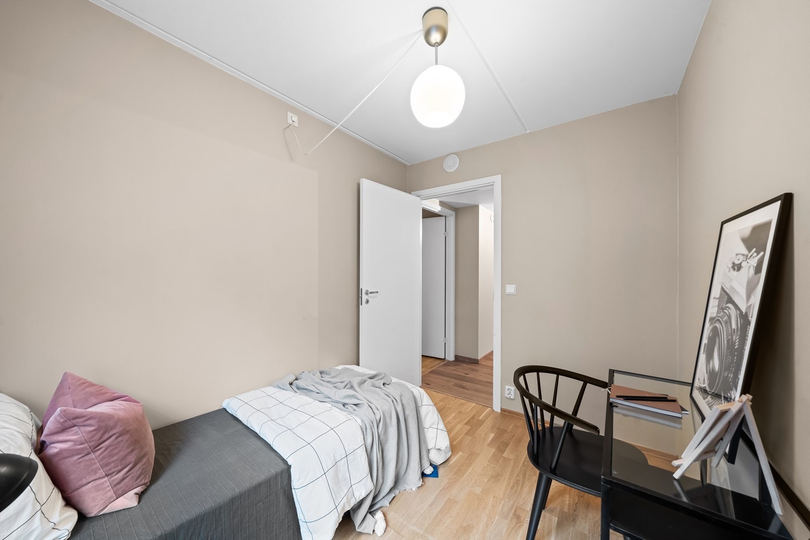 Her er det plass til seng, nattbord, skrivebord eller kommode, samt garderobeskap. Galleribilde
