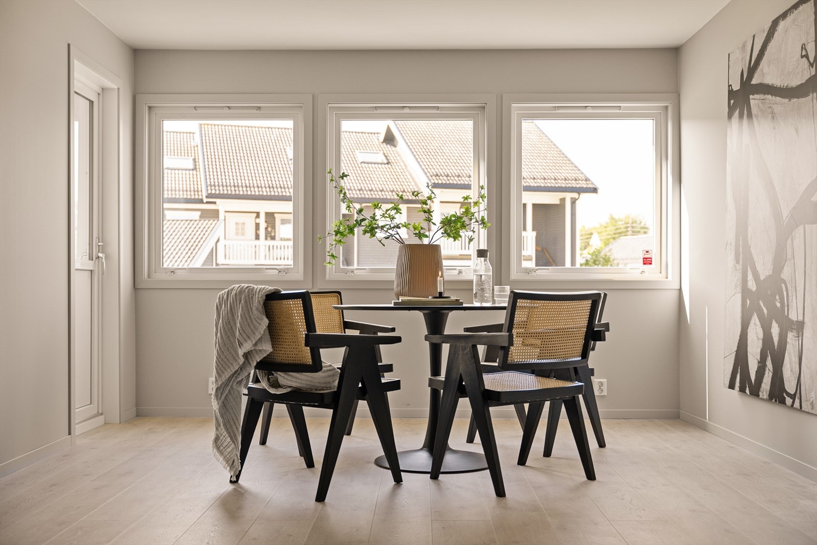 Spisestue med mye naturlig lys og utgang til balkong Galleribilde