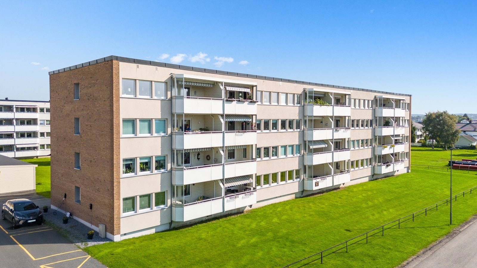 Leiligheten ligger i byggets 1. etasje Galleribilde