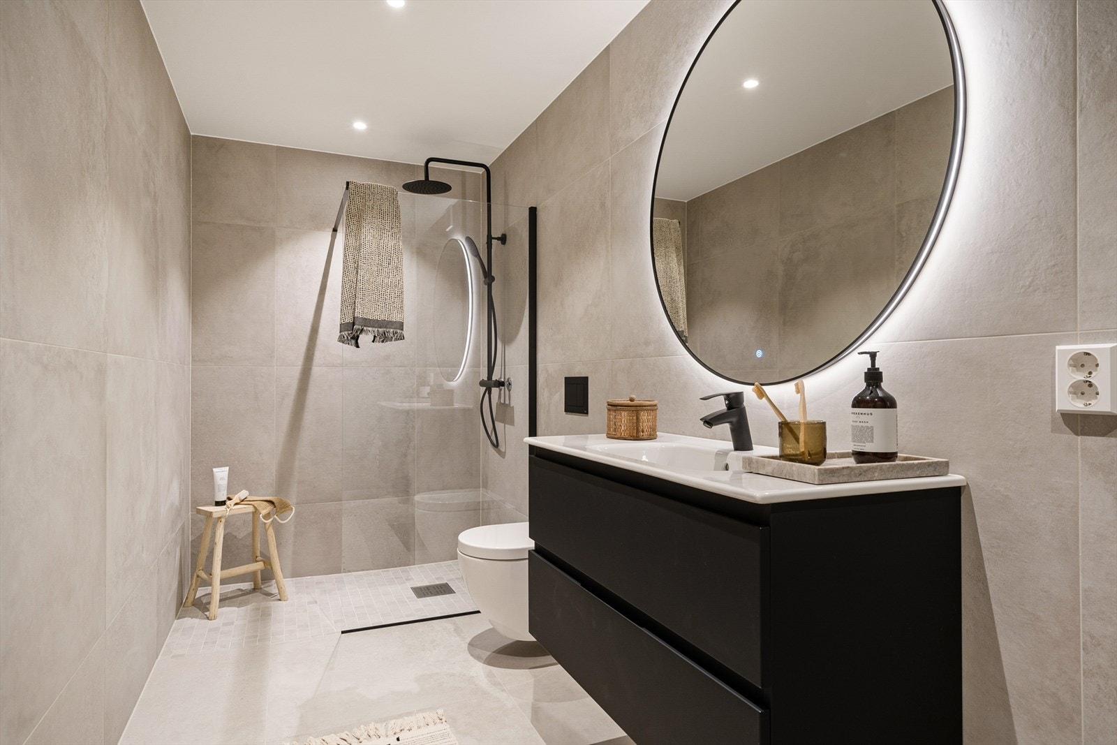 Lekkert flislagt bad Galleribilde