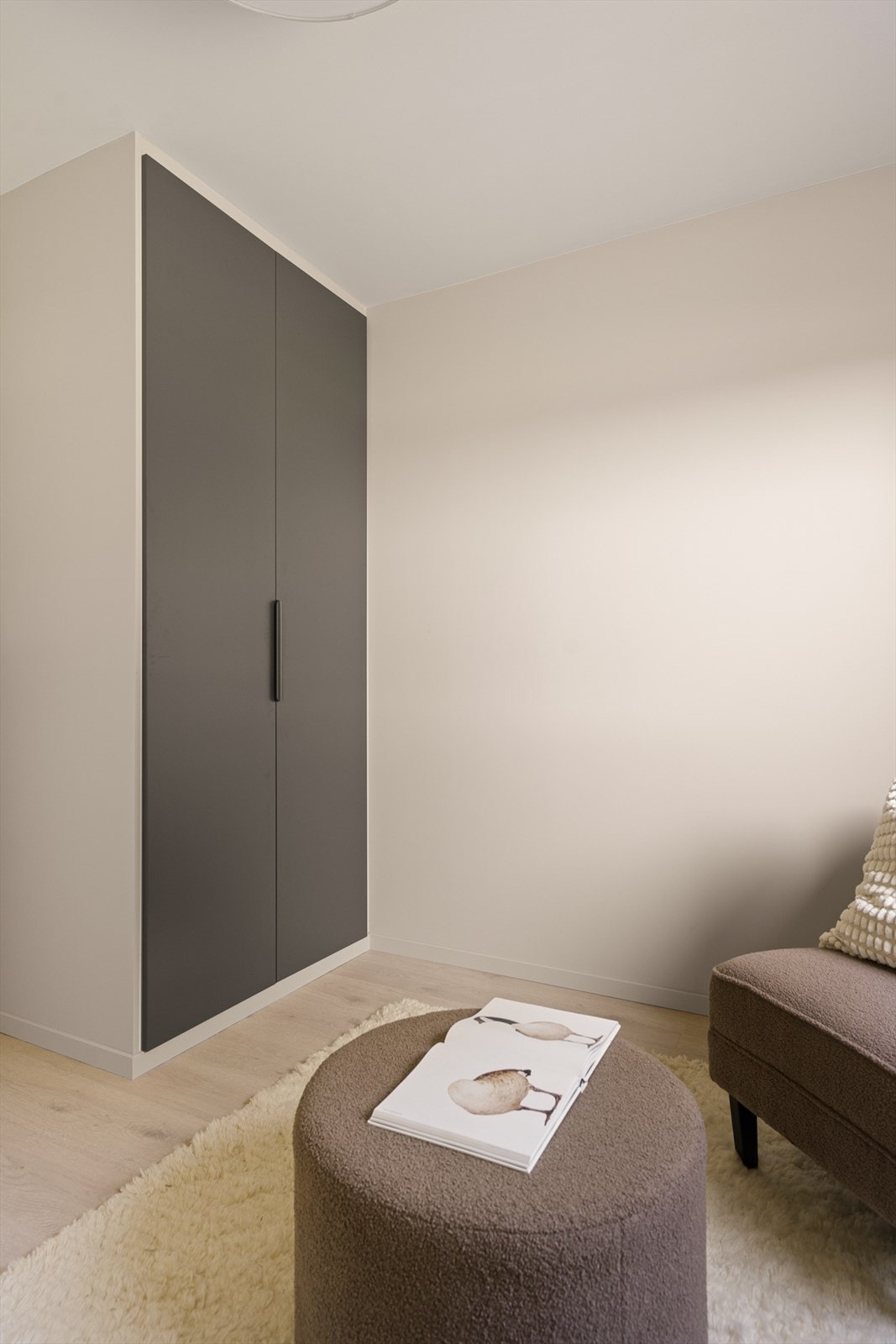 Soverom 2 har garderobeskap av god størrelse Galleribilde