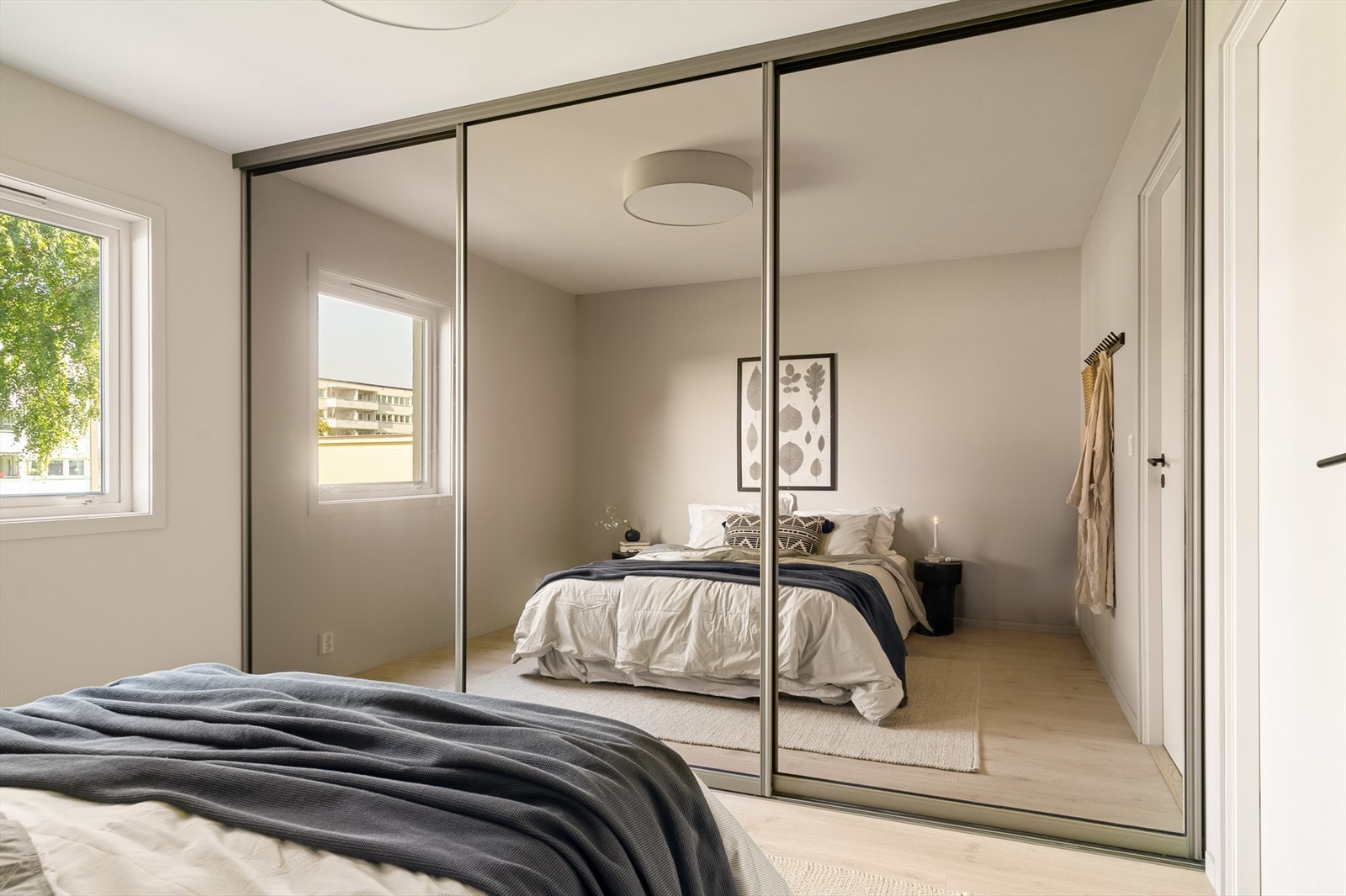 Svært romslig skyvedørsgarderobe på hovedsoverommet Galleribilde