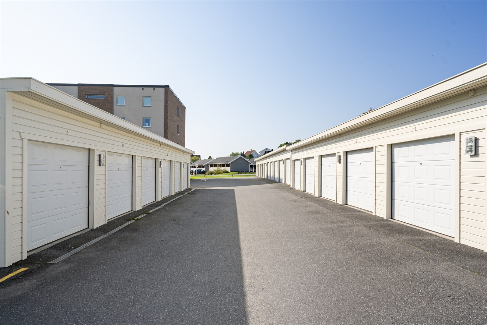 Leiligheten har egen garasje med portåpner Galleribilde