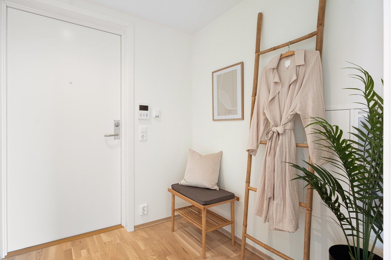 Dørcalling med åpner gjør det enkelt å slippe inn gjester fra bakkeplan, og heisen tar deg enkelt helt opp til etasjeplan. Galleribilde