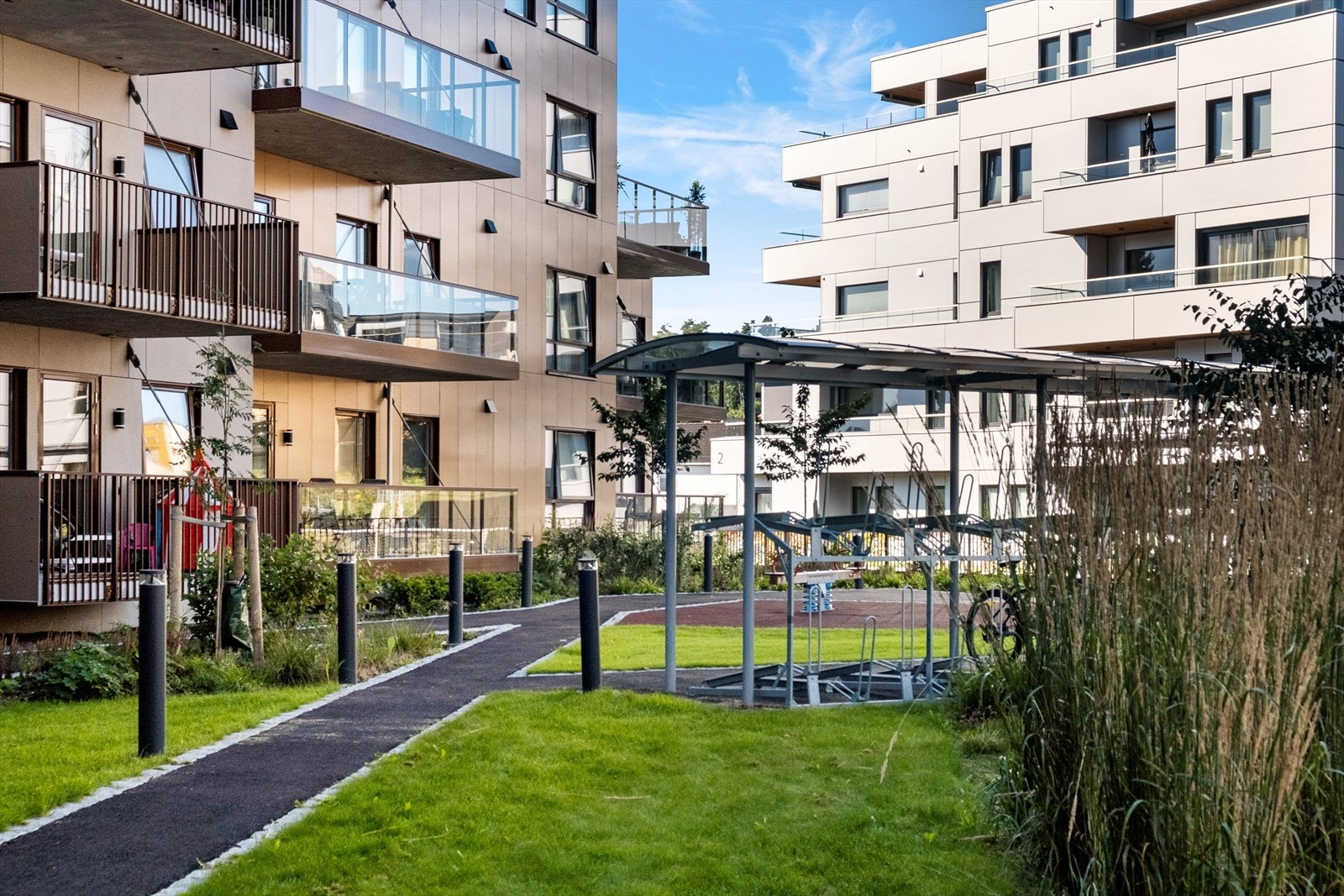 I tillegg til de to takterrassene, har borettslaget pent opparbeidede fellesarealer på bakkeplan. Galleribilde