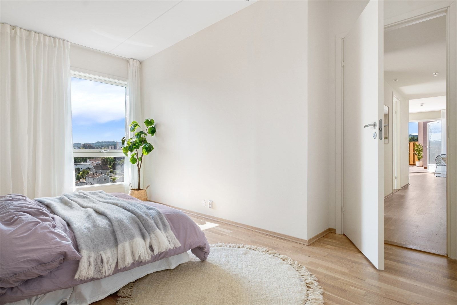 Videre er det plass til garderobeløsning, samt inngang til egen garderobe. Galleribilde