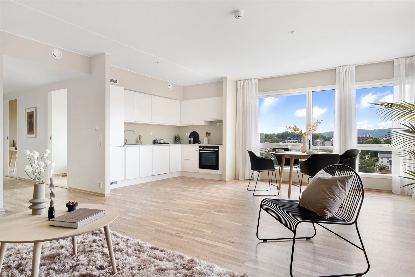 Dette er en lys og moderne 4-roms leilighet som stod ferdig i 2021. Galleribilde