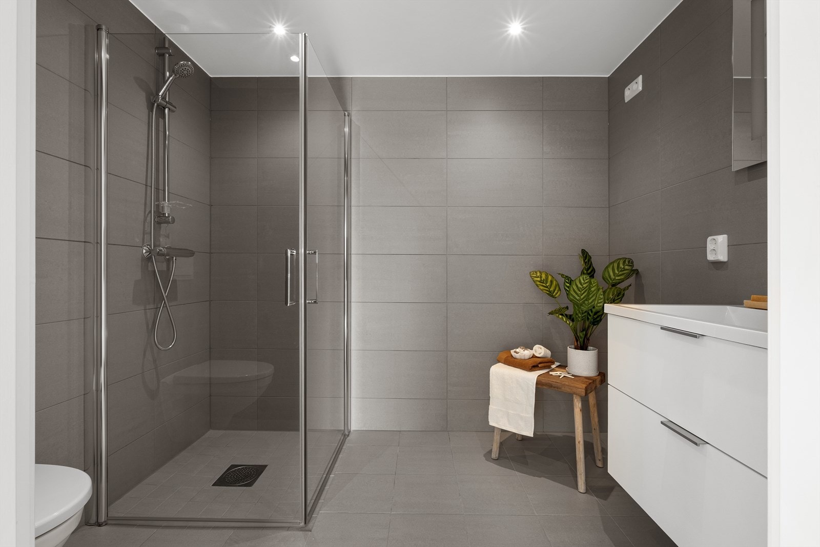 Hovedbadet er av fin størrelse, med tidsriktige fliser på vegger og gulv. Galleribilde