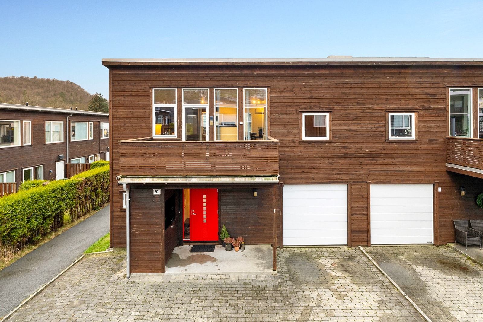 Godt steinlagt gårdsrom. Integrert garasje. Galleribilde