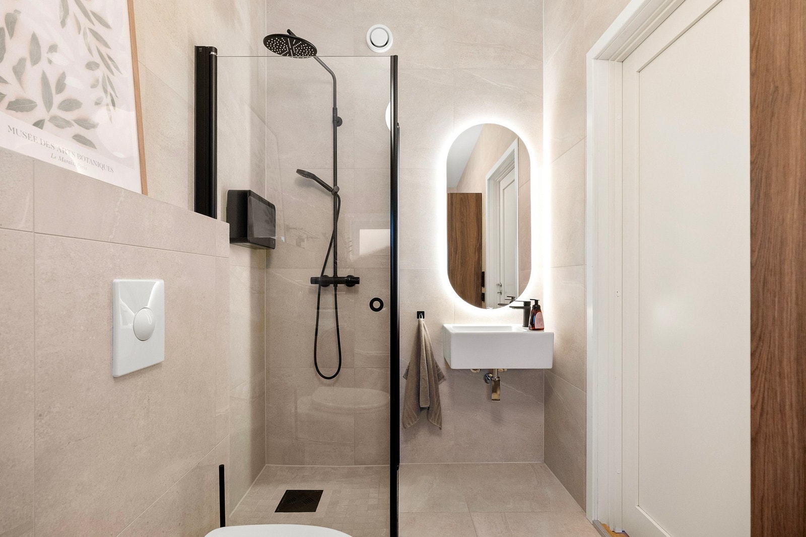 Nytt bad i 2023. Delikat innredet med moderne materialvalg Galleribilde