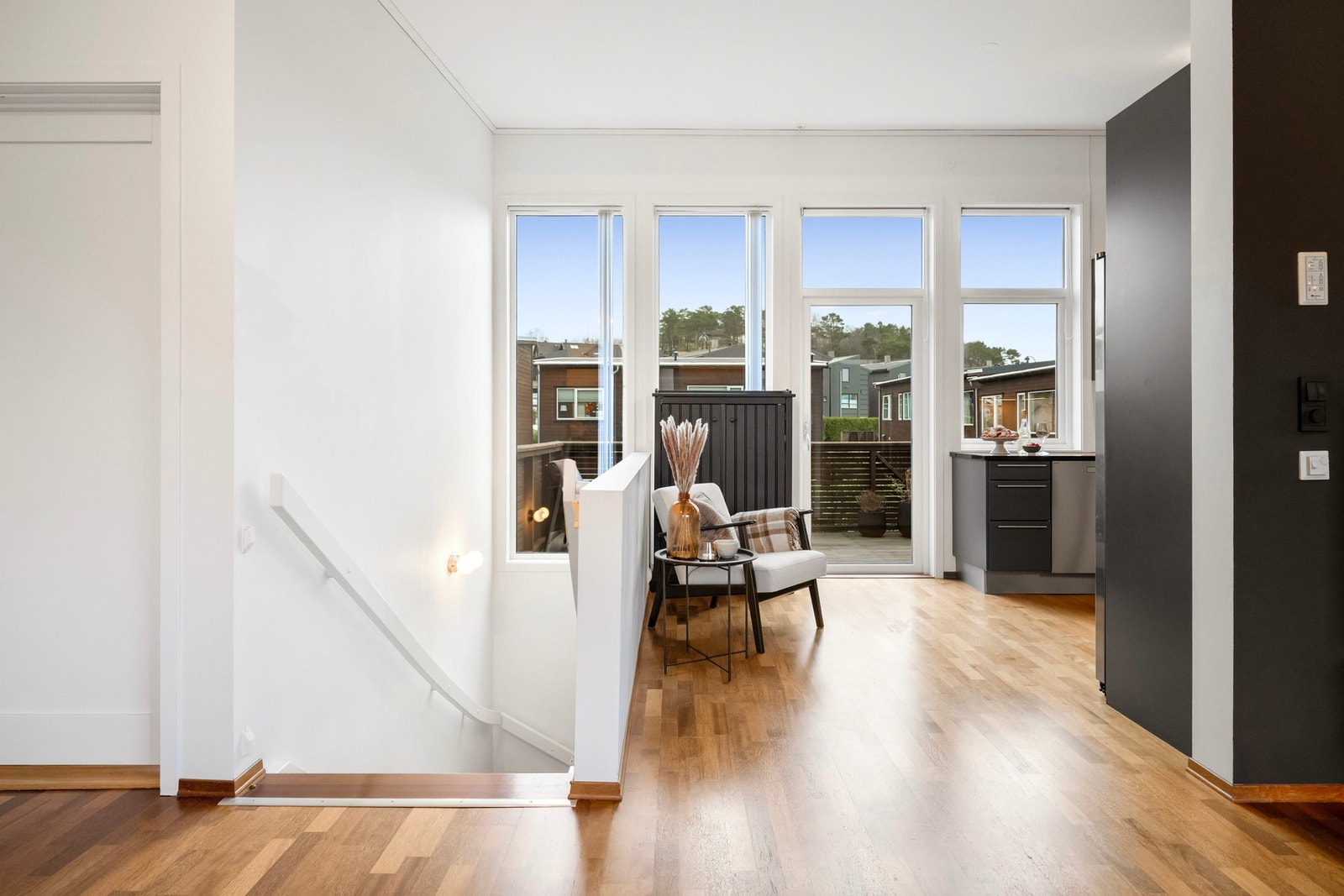 Kjøkkenet er tilbaketrukket, samtidig som romløsningen er åpen Galleribilde