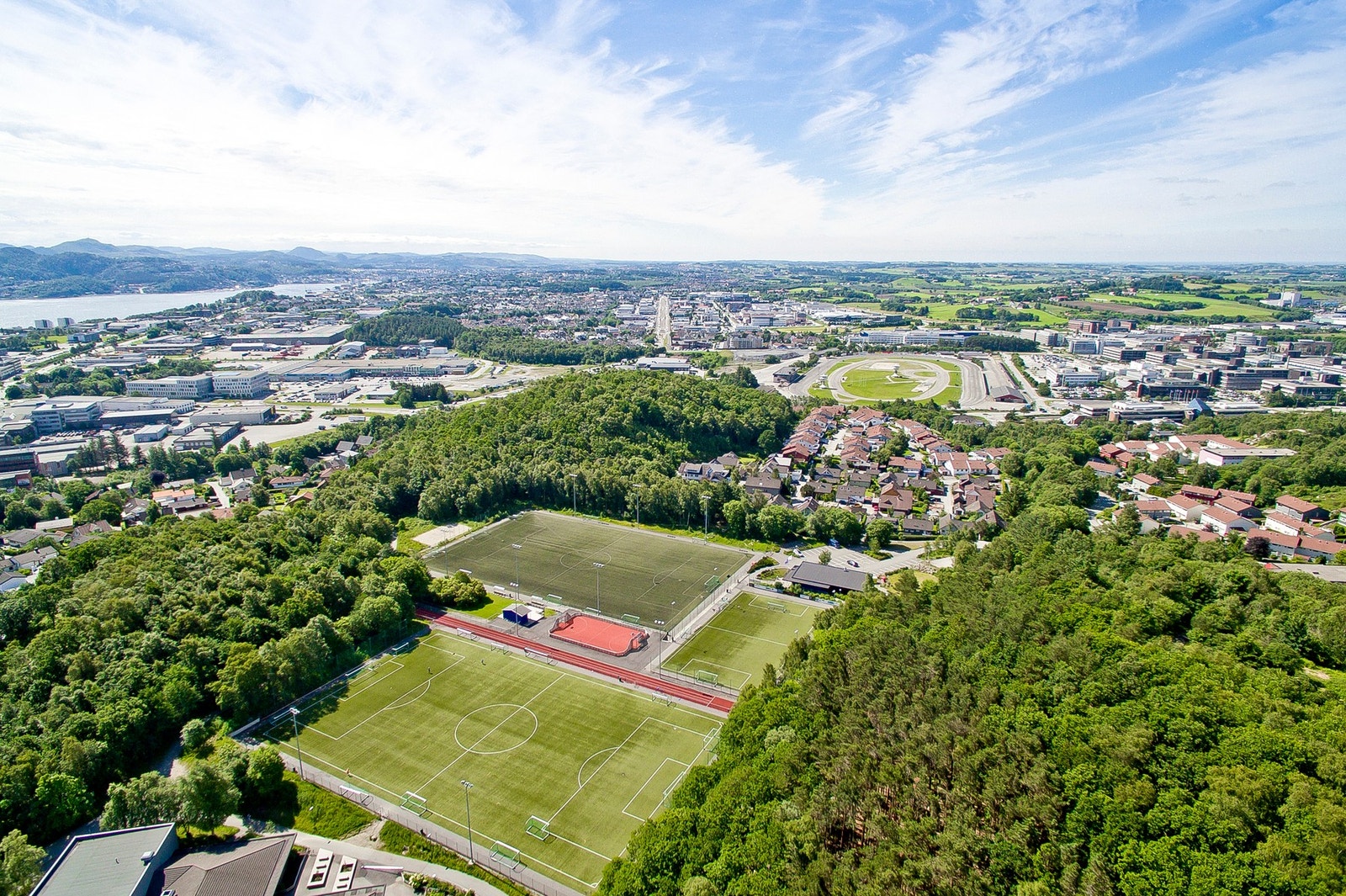 Flotte idrettsanlegg på Knudamyrå til FGI Idrettslag Galleribilde