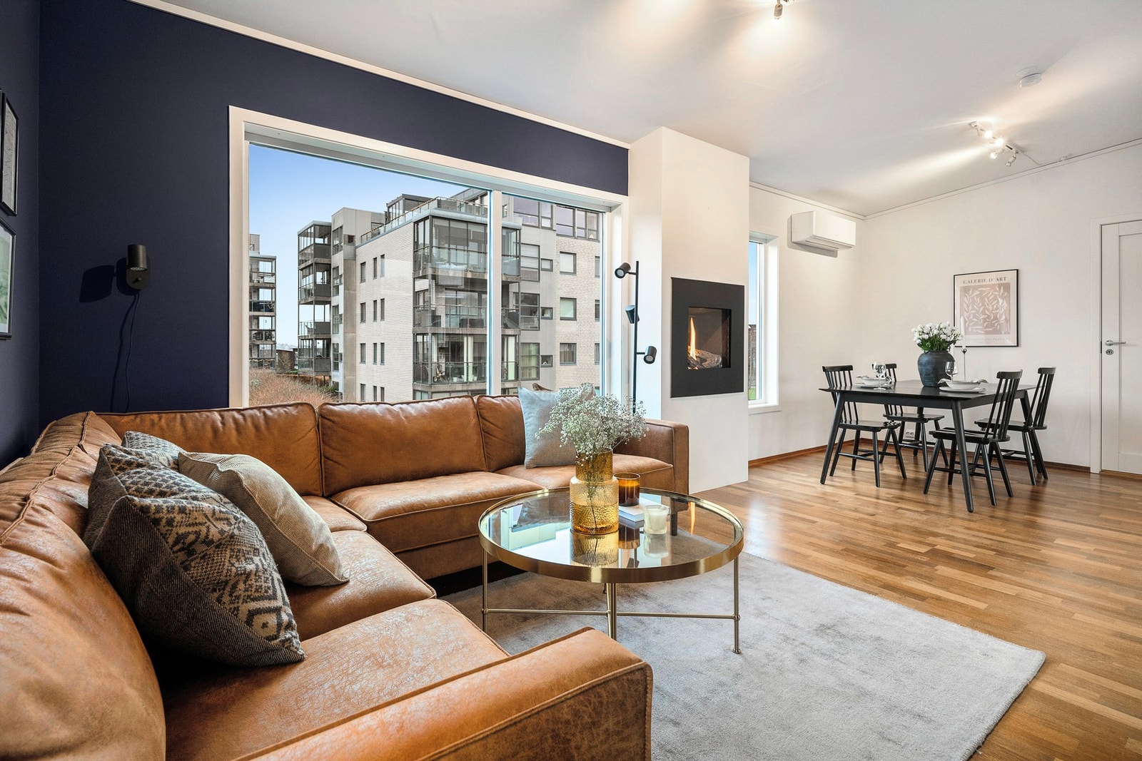 Dette er et sosialt rom hvor familien samles for både måltider og en god film Galleribilde