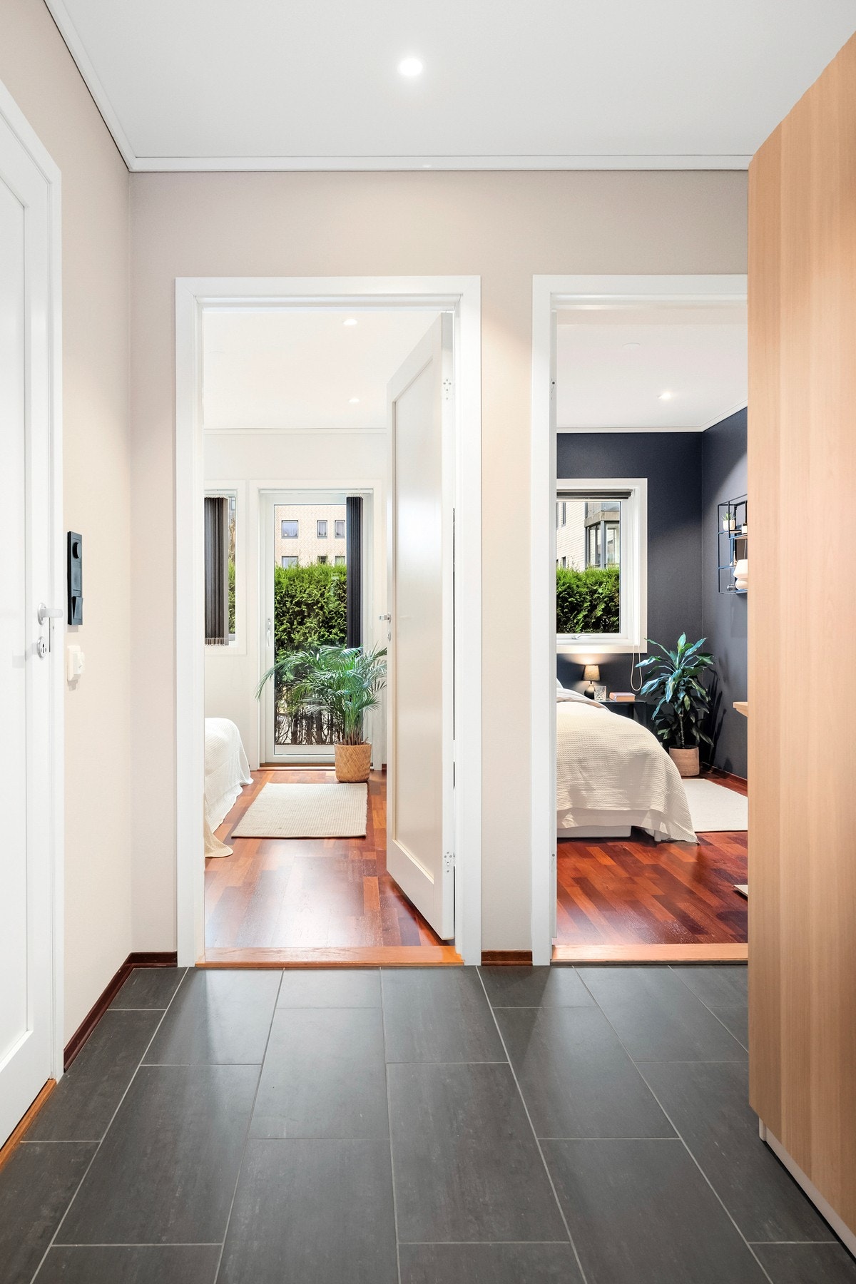 Lys entré med fliser på gulv Galleribilde