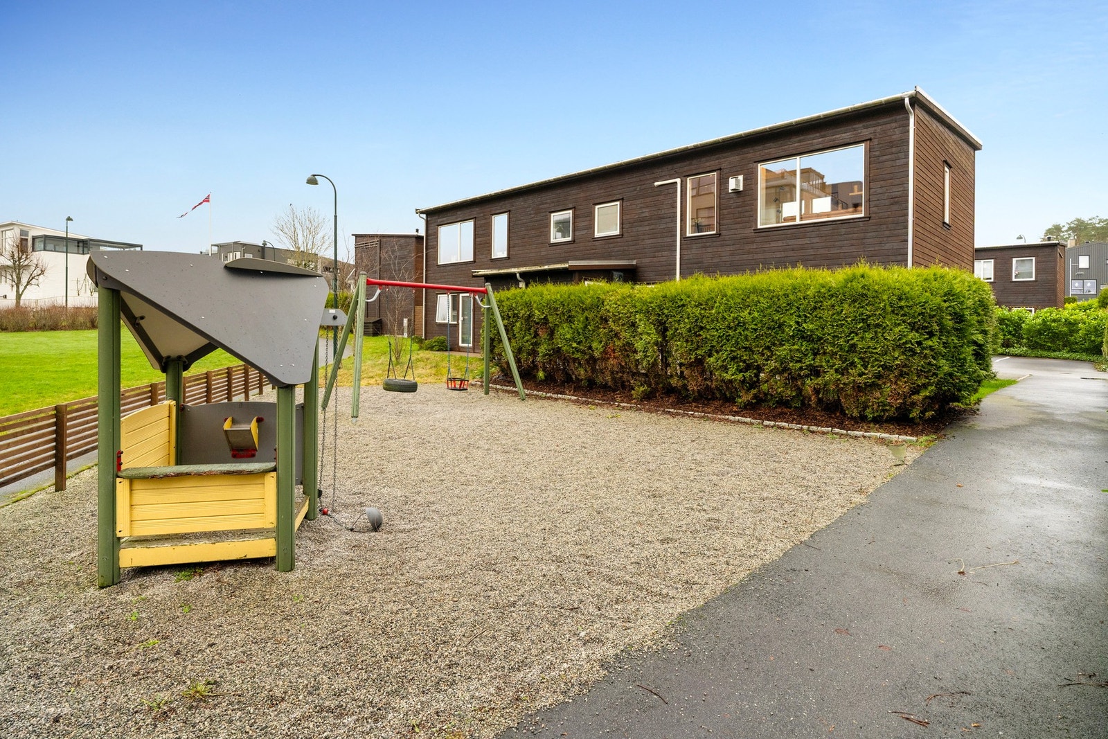 Barnevennlig område med flere lekeplasser like i nærheten Galleribilde