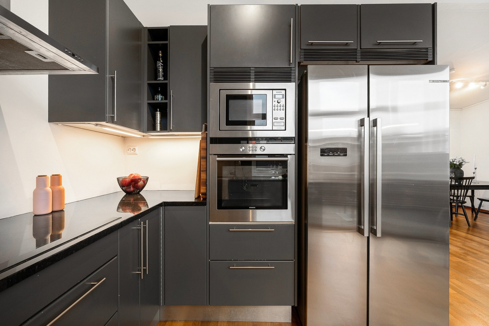 Komfyr og mikro er plassert i hendig arbeidshøyde Galleribilde