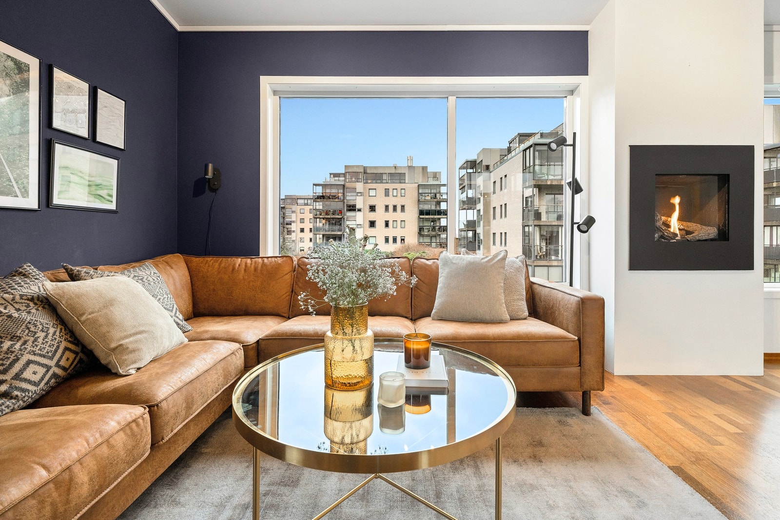 Det er parkettgulv med gulvvarme. Varmepumpe og gasspeis. Galleribilde